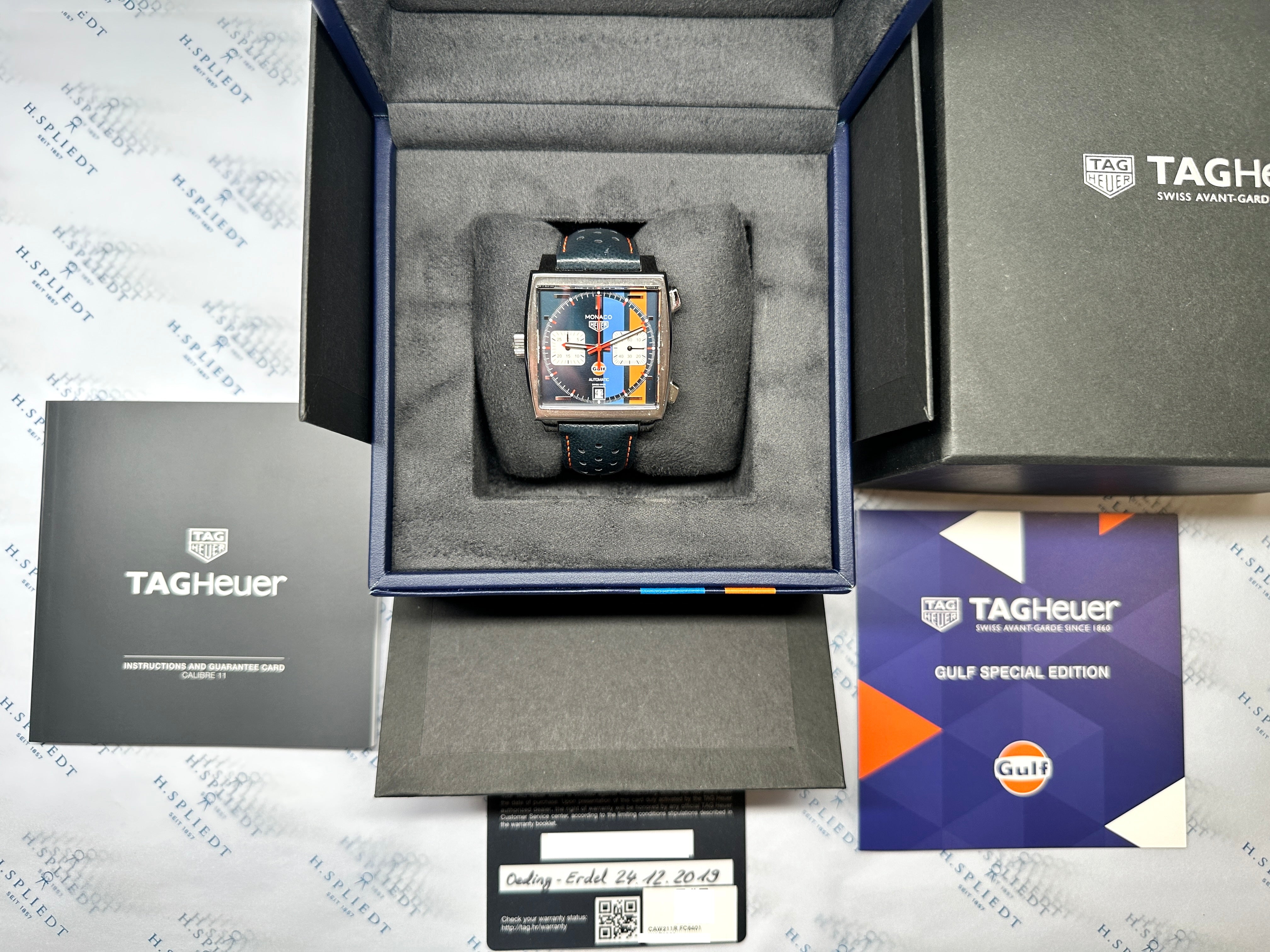 Tag Heuer Monaco Gulf Automatik Stahl 40mm mit buntem Zifferblatt in geöffneter Box