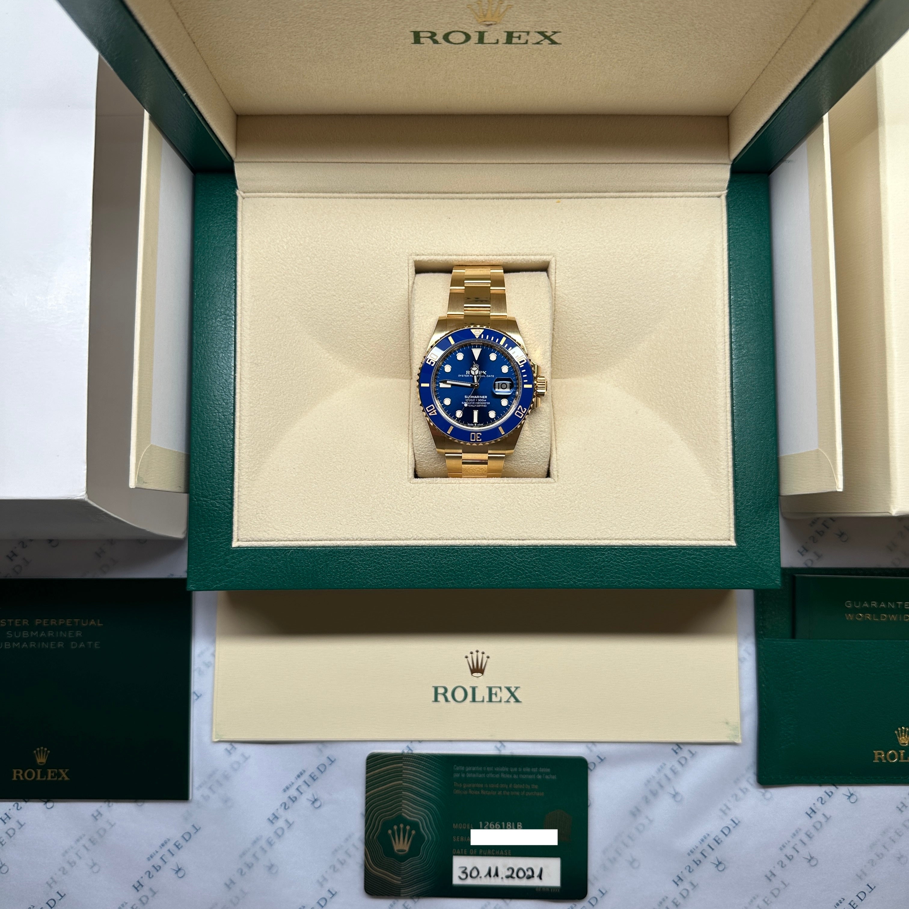 Rolex Submariner Date 126618LB in Gelbgold in der geöffneten Rolex-Box mit Papieren und Garantiekarte
