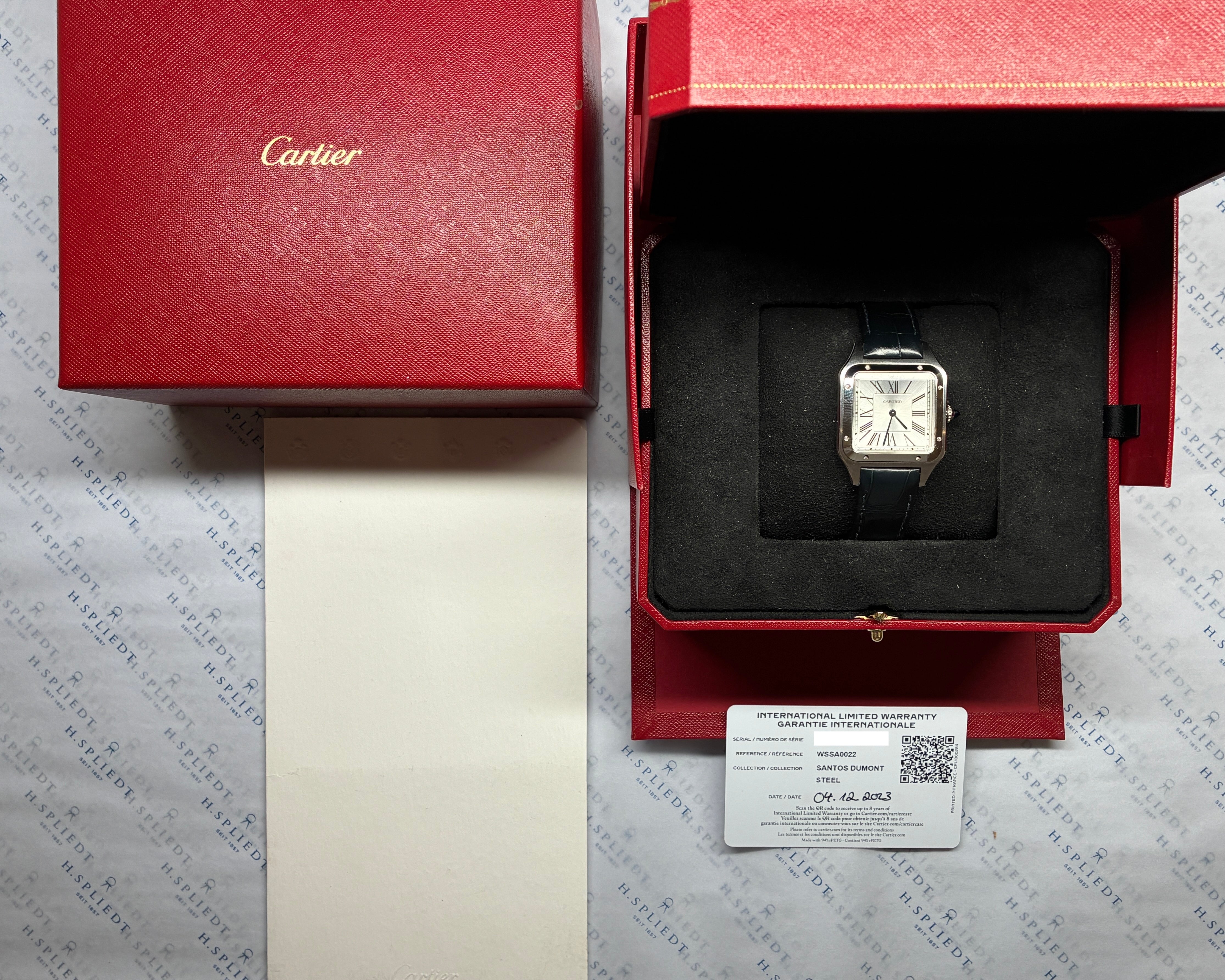 Cartier Santos Dumont mit silbernem Zifferblatt und schwarzem Lederarmband im roten Karton