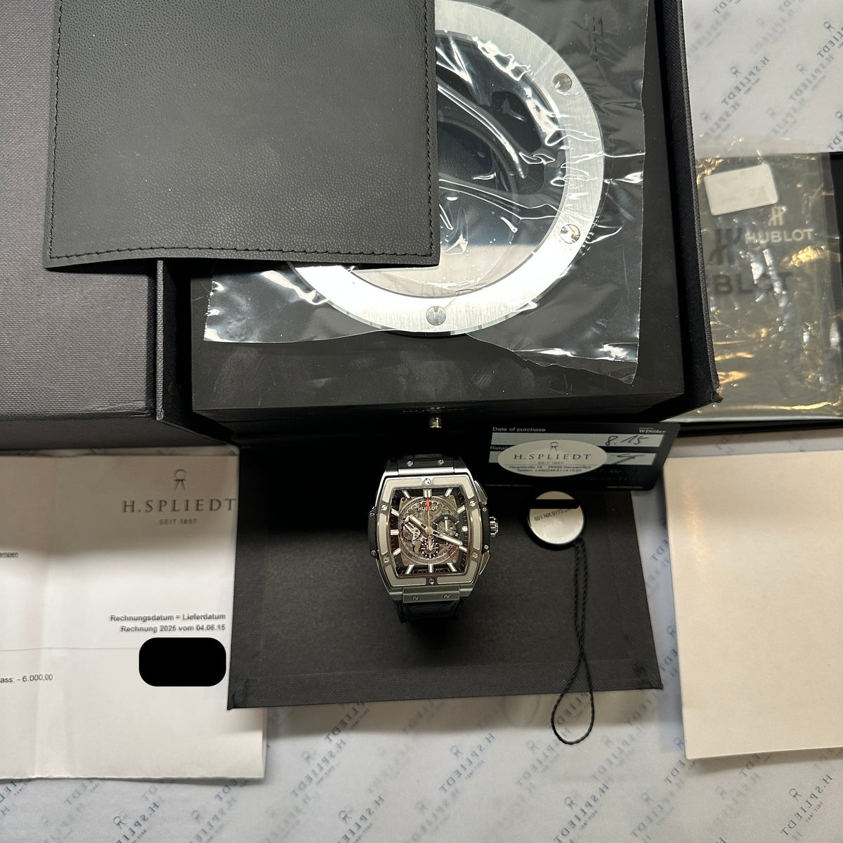 Hublot Spirit Of Big Bang 45 mm / 601.NX.0173.LR / Titan / Grey / Full Set + Invoice / Germany / 2015, Gesamtansicht mit Zifferblatt, Box und Unterlagen vor neutralem Hintergrund