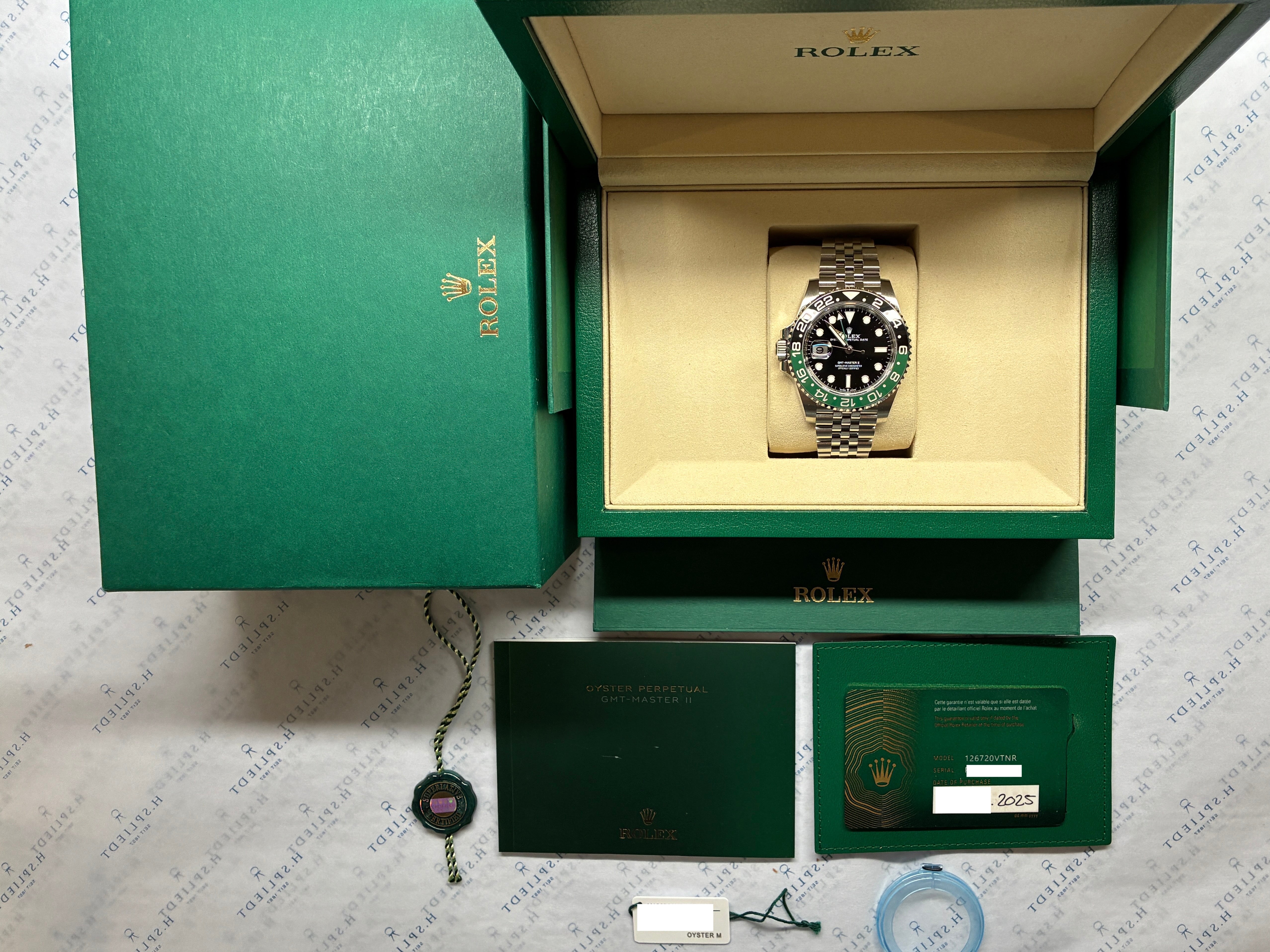 Rolex GMT-Master II Sprite Jubilee mit Box und Papieren auf weißem Hintergrund