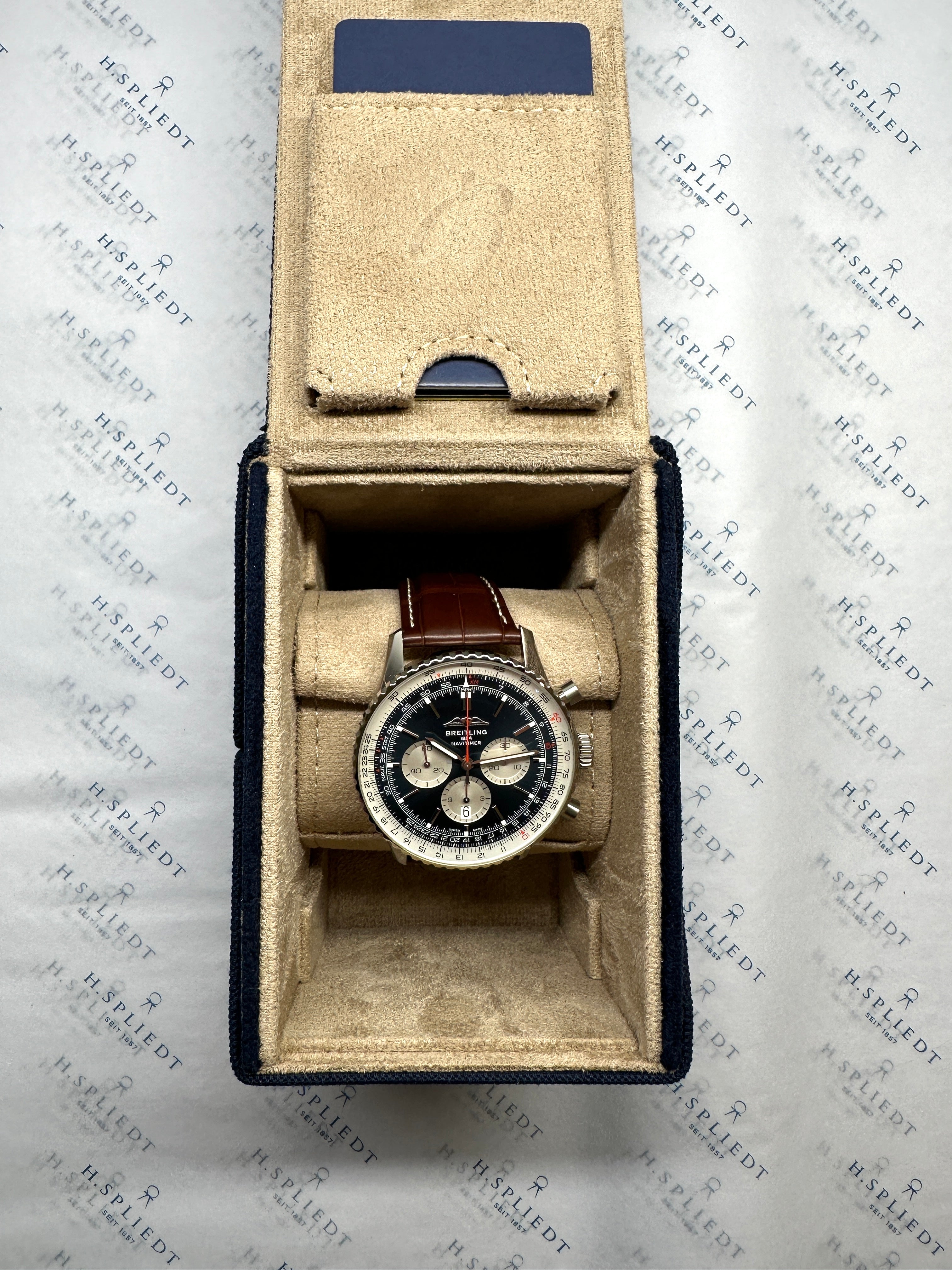Breitling Navitimer B01 Chronograph 46 Edelstahl mit braunem Lederarmband in dunkelblauem Etui