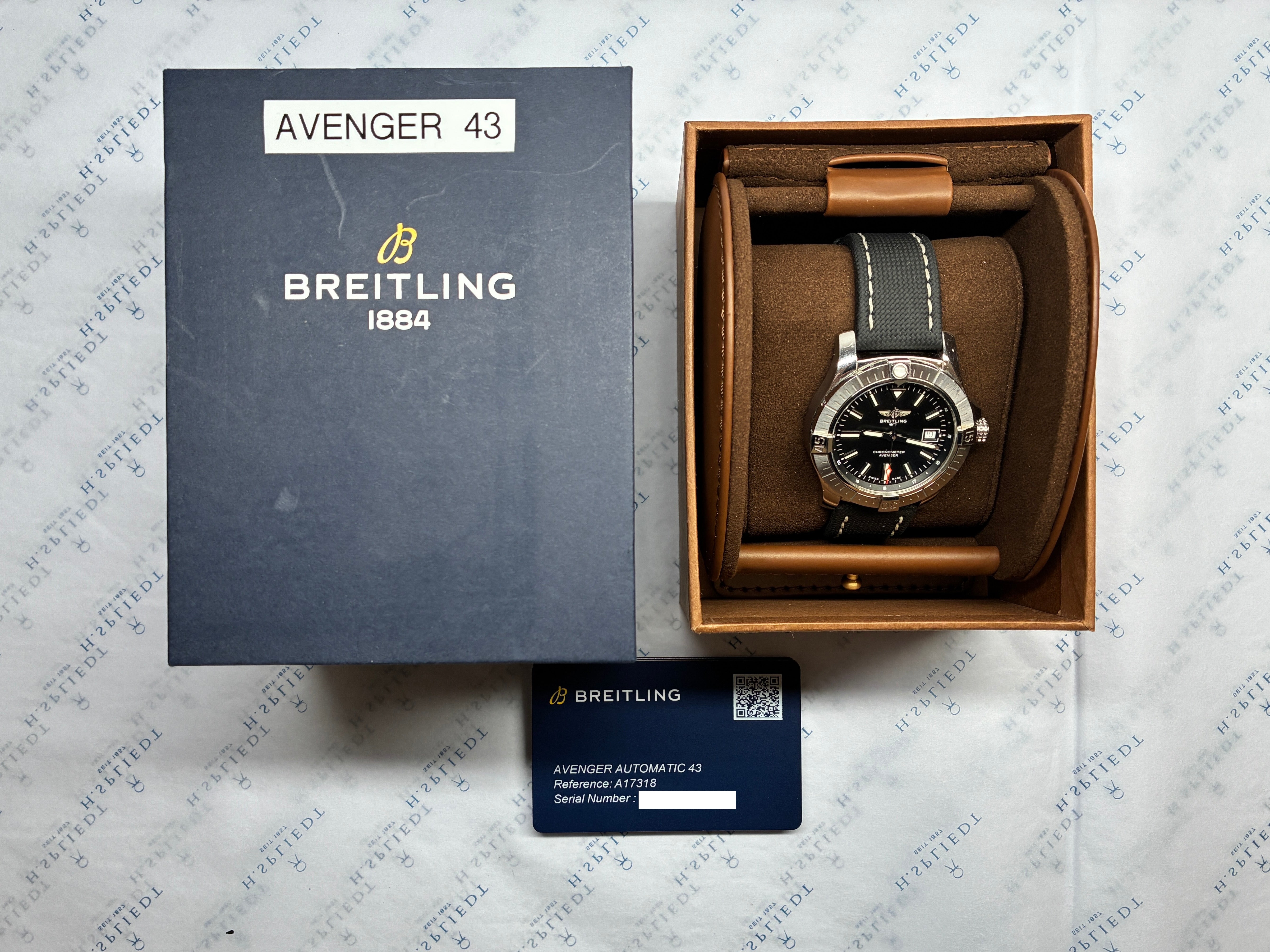 Breitling Avenger 43 Full-Set in Stahl mit grauem Band und Box im Vordergrund, Nahaufnahme