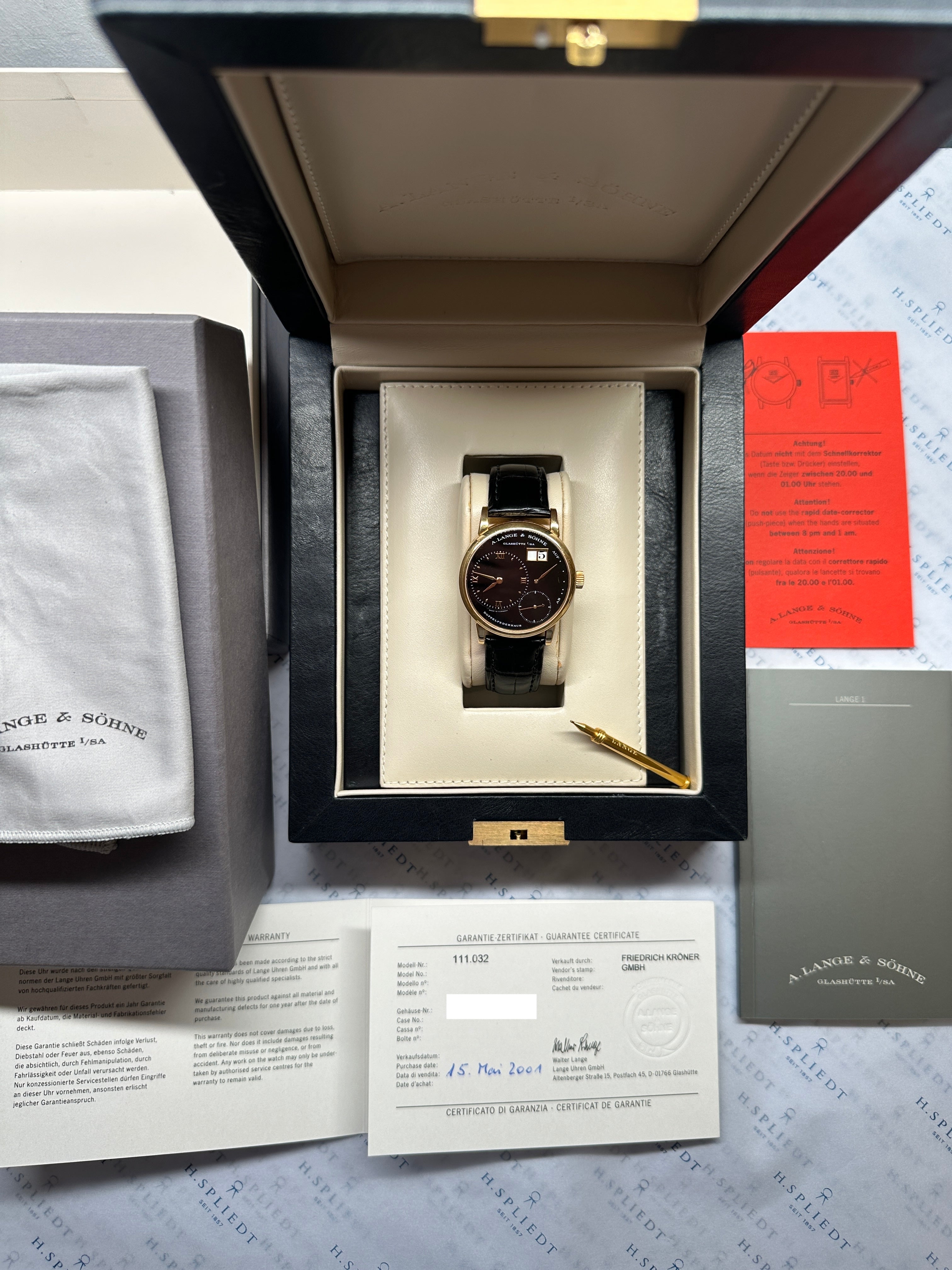 A. Lange & Söhne Kleine Lange 1 36,1 mm in Weißgold mit schwarzem Lederband in der Box