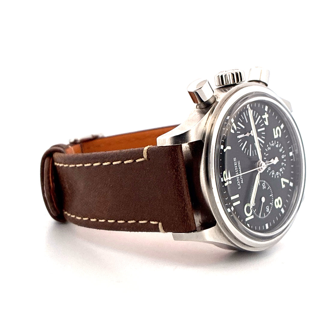Longines Avigation Bigeye im Seitenprofil mit braunem Lederarmband und schwarzem Zifferblatt