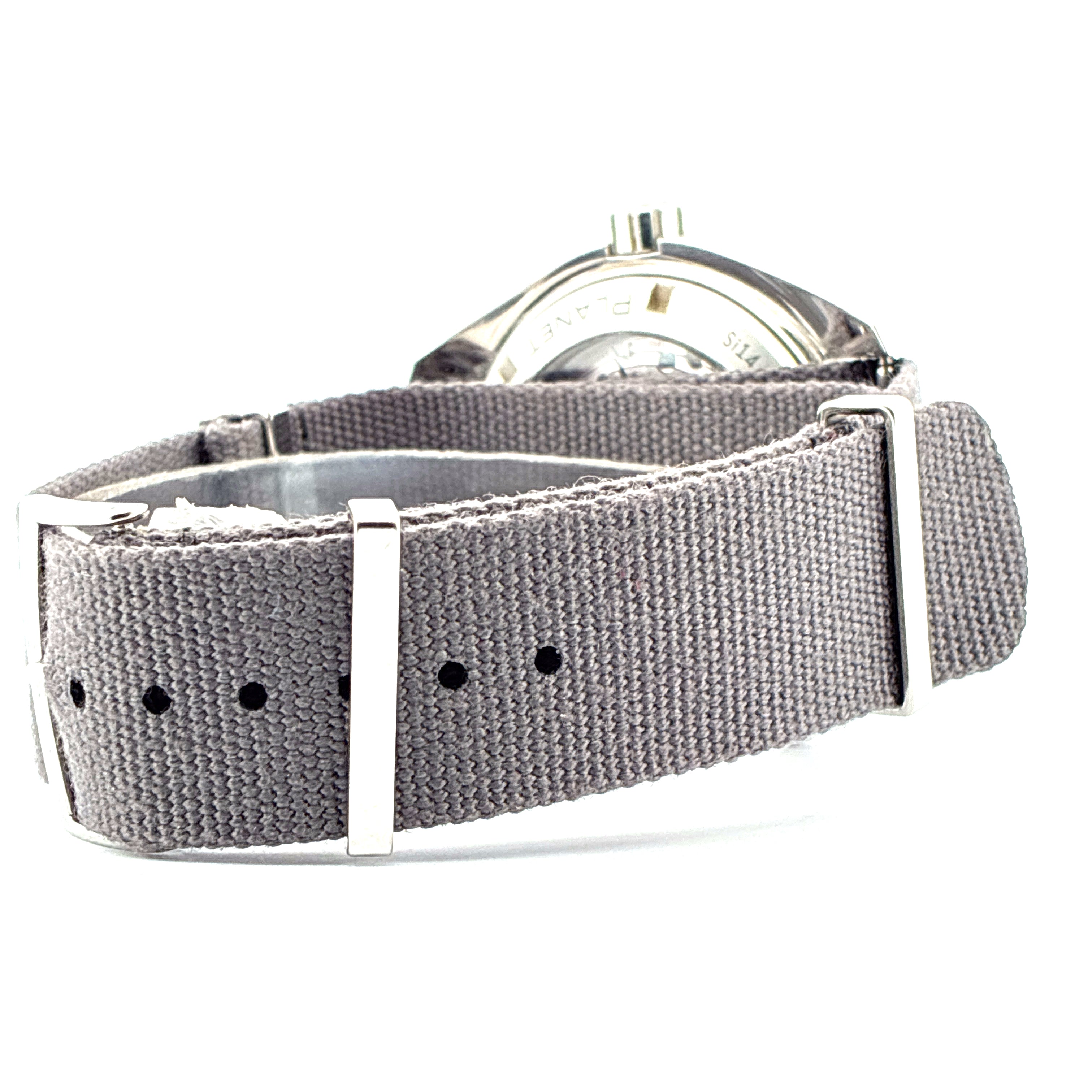 Omega Seamaster Planet Ocean 2. Armband von der Seite mit grauen Natoband und silberner Schließe
