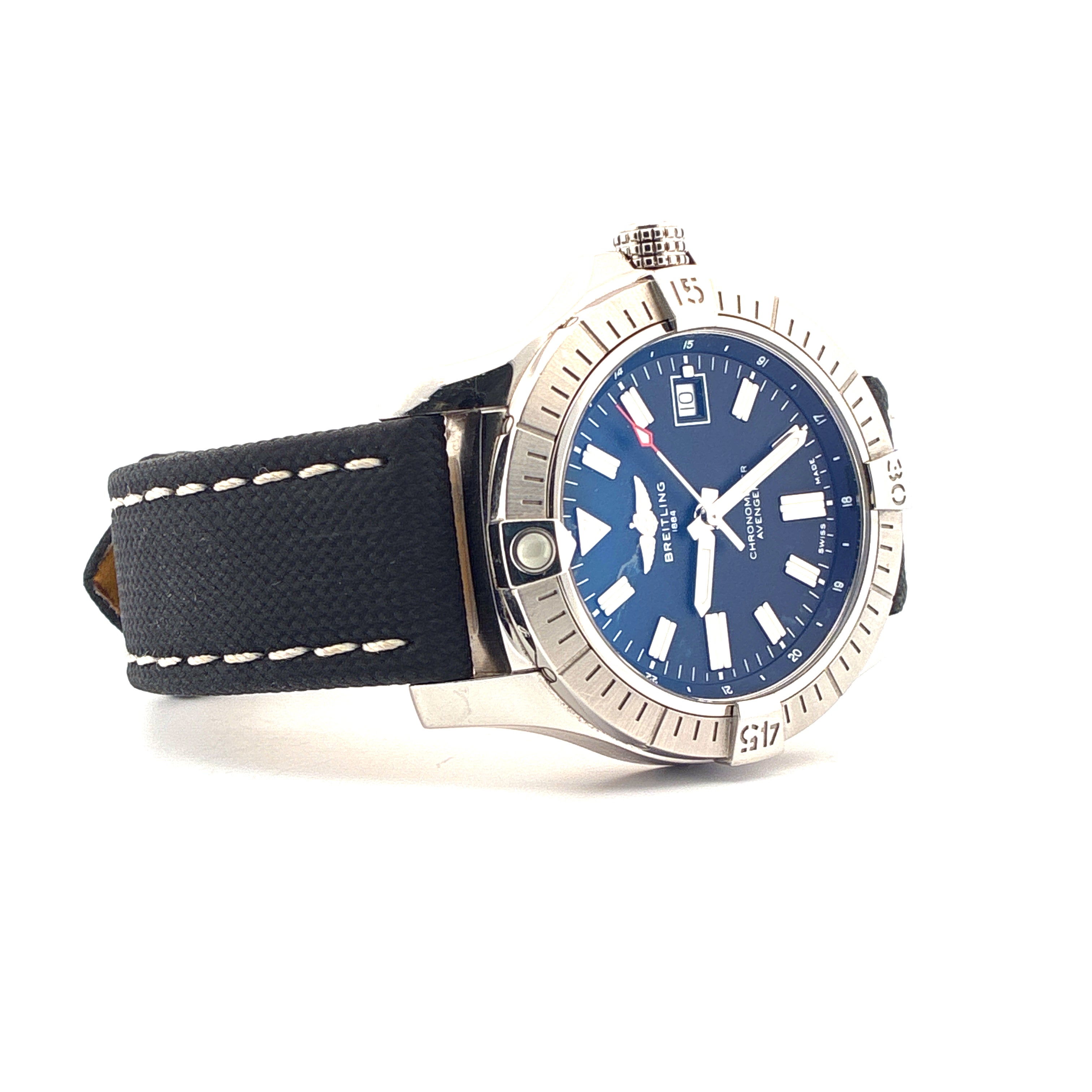 Breitling Avenger Automatic 43 im Profil mit blauem Zifferblatt und schwarzem Textilband