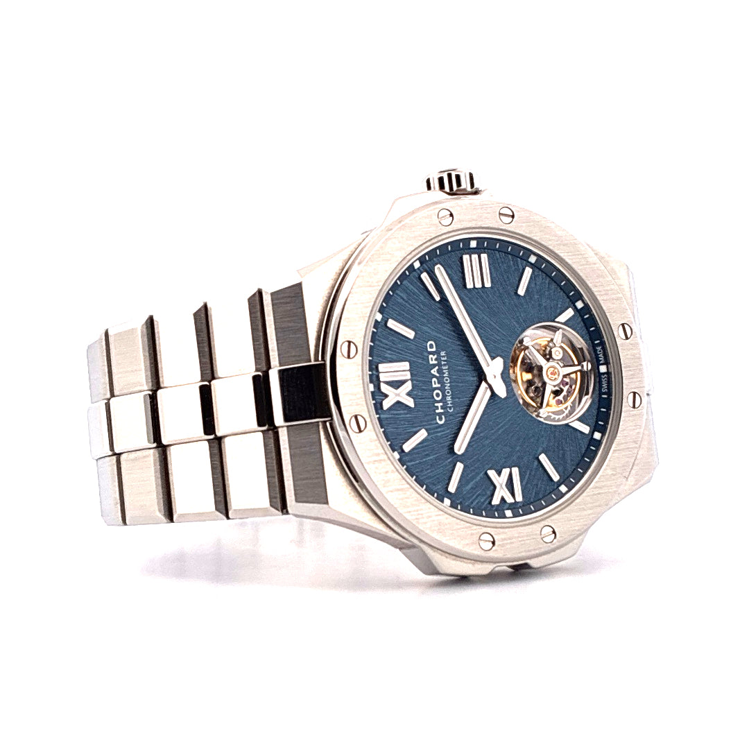 Chopard Alpine Eagle Flying Tourbillon aus Edelstahl mit blauem Zifferblatt und silbernem Armband im Detail