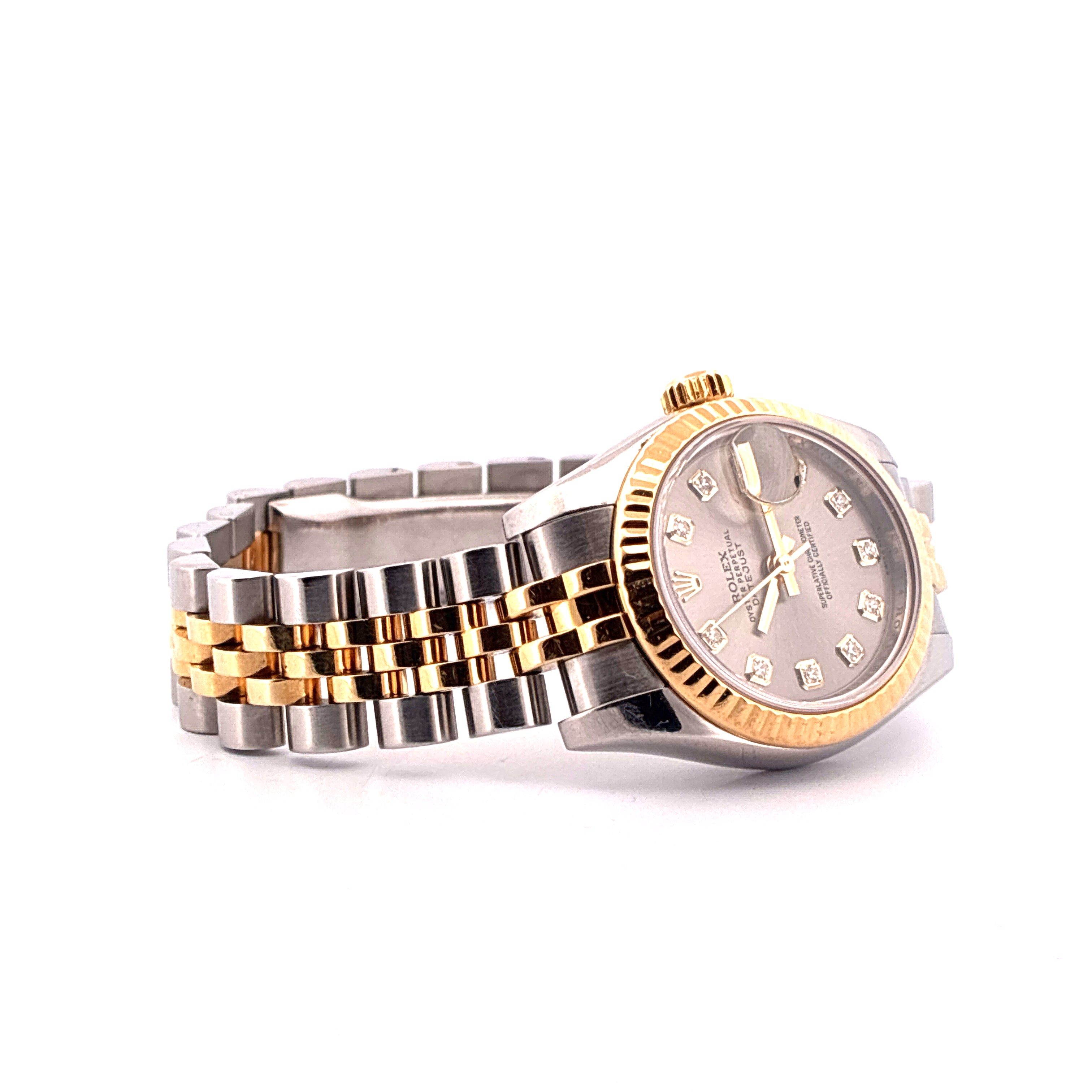 Rolex Lady-Datejust Bicolor Automatik mit Diamantzifferblatt und geriffelter Goldlünette auf weißem Hintergrund