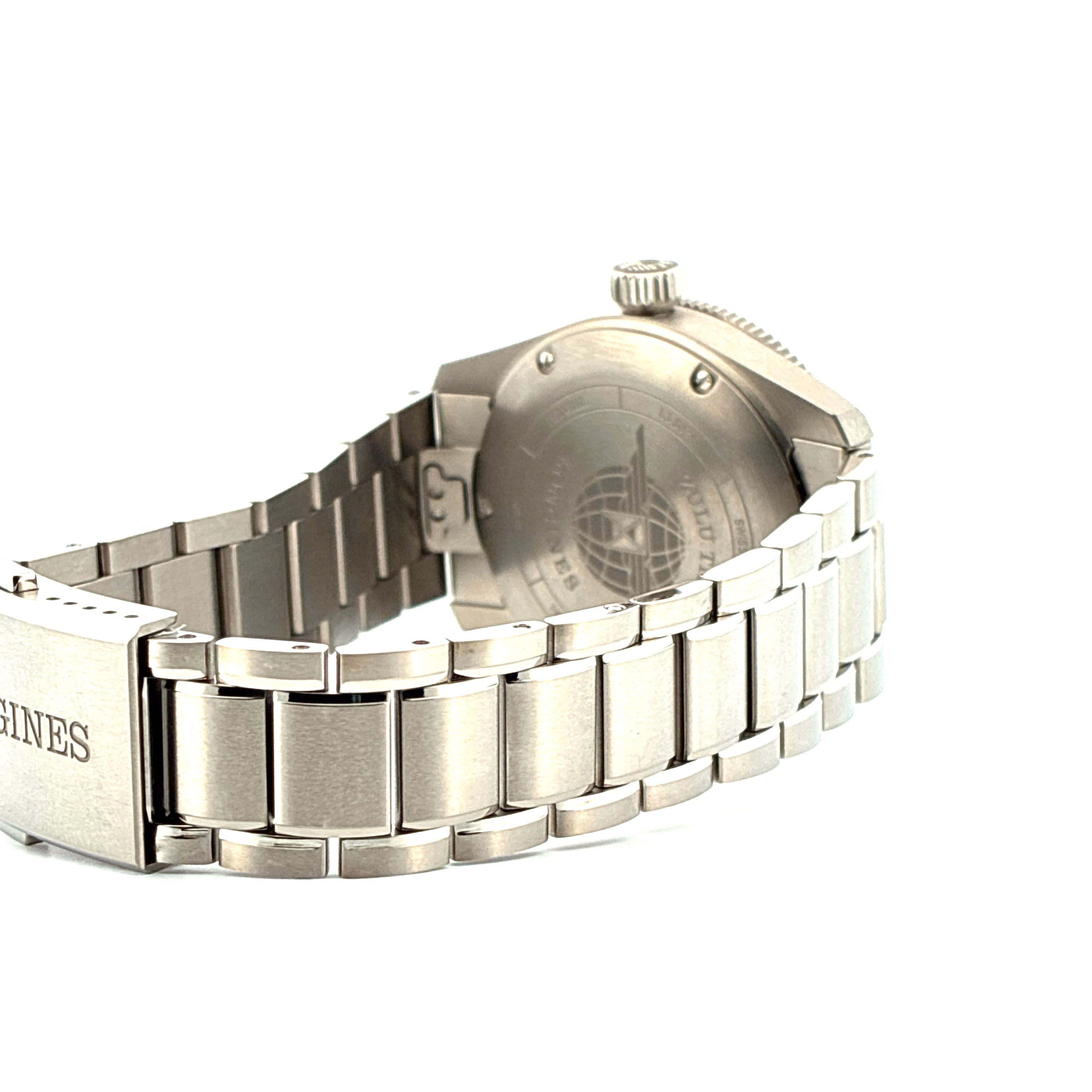 Longines Spirit Zulu Time 39mm Edelstahl-Uhr mit Armband und Gehäuse von der Seite auf weissem Hintergrund