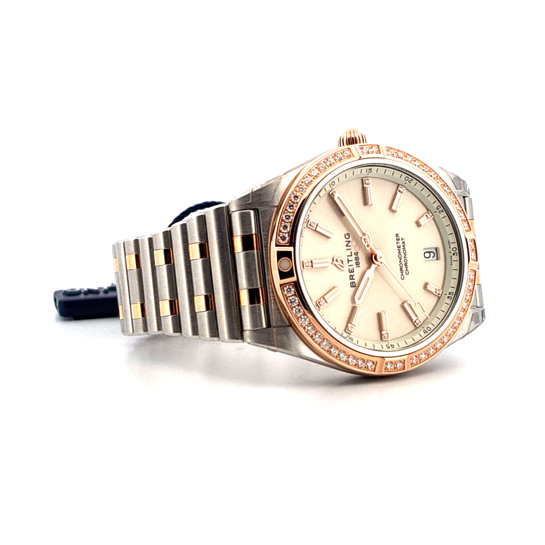 Breitling Chronomat Lady 36mm mit Diamantlünette und zweifarbigem Stahlarmband auf weißem Hintergrund