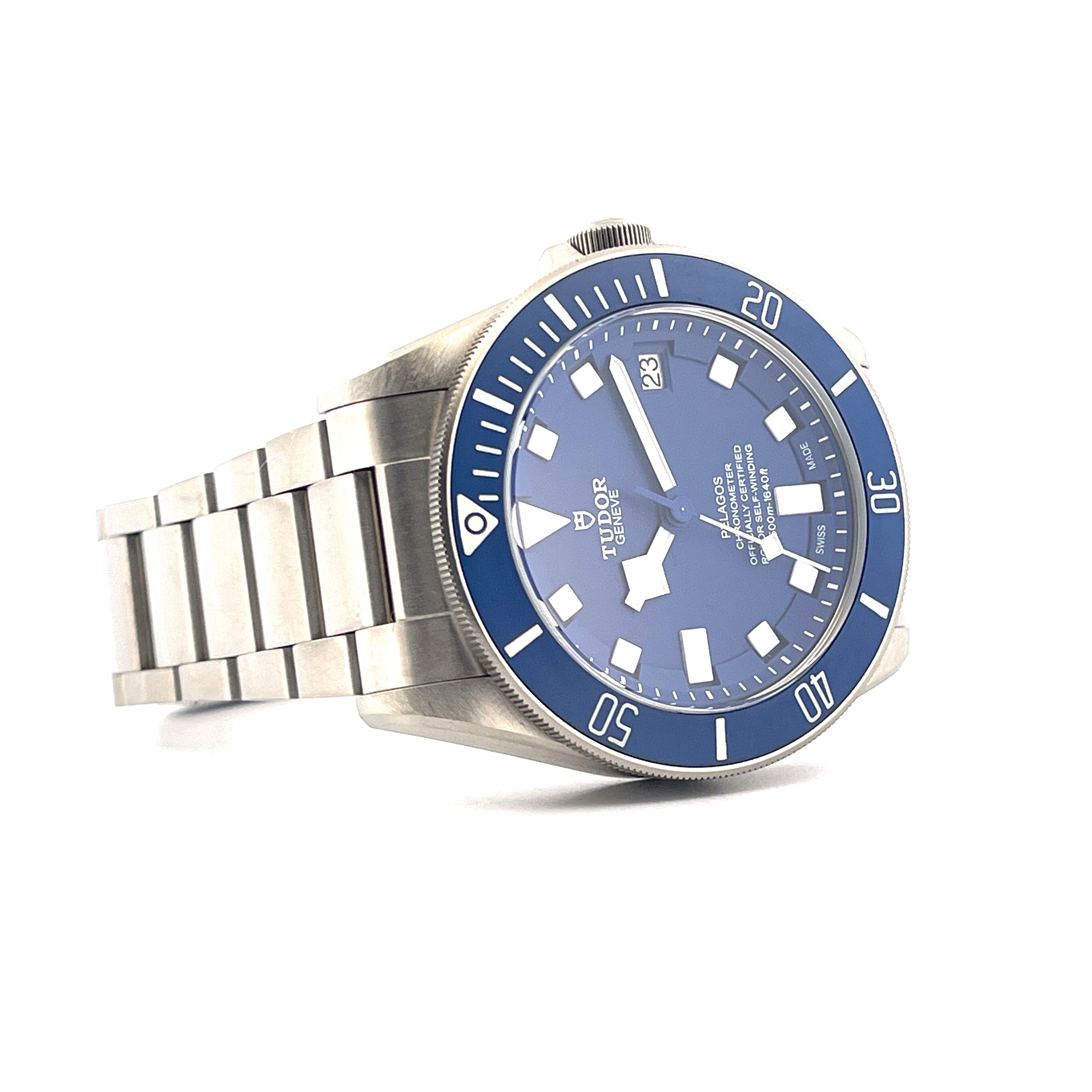 Tudor Pelagos mit blauem Zifferblatt und Titanarmband aus der Seitenansicht auf weißem Hintergrund
