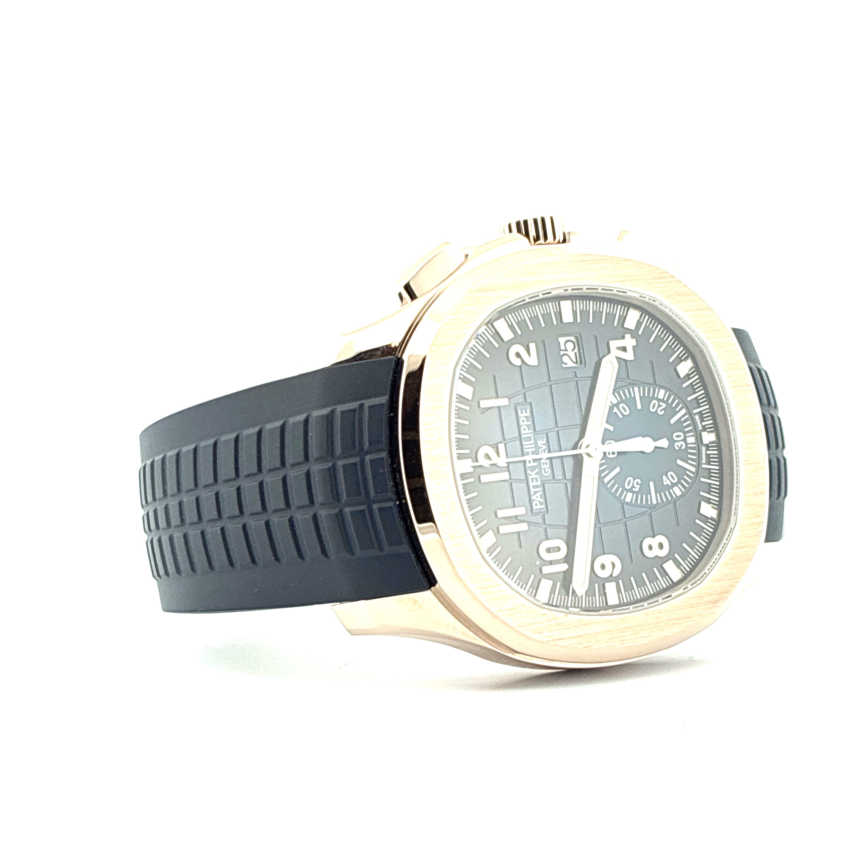 Patek Philippe Aquanaut Chronograph aus Weißgold mit blauem Zifferblatt und Kautschukarmband, von links gesehen