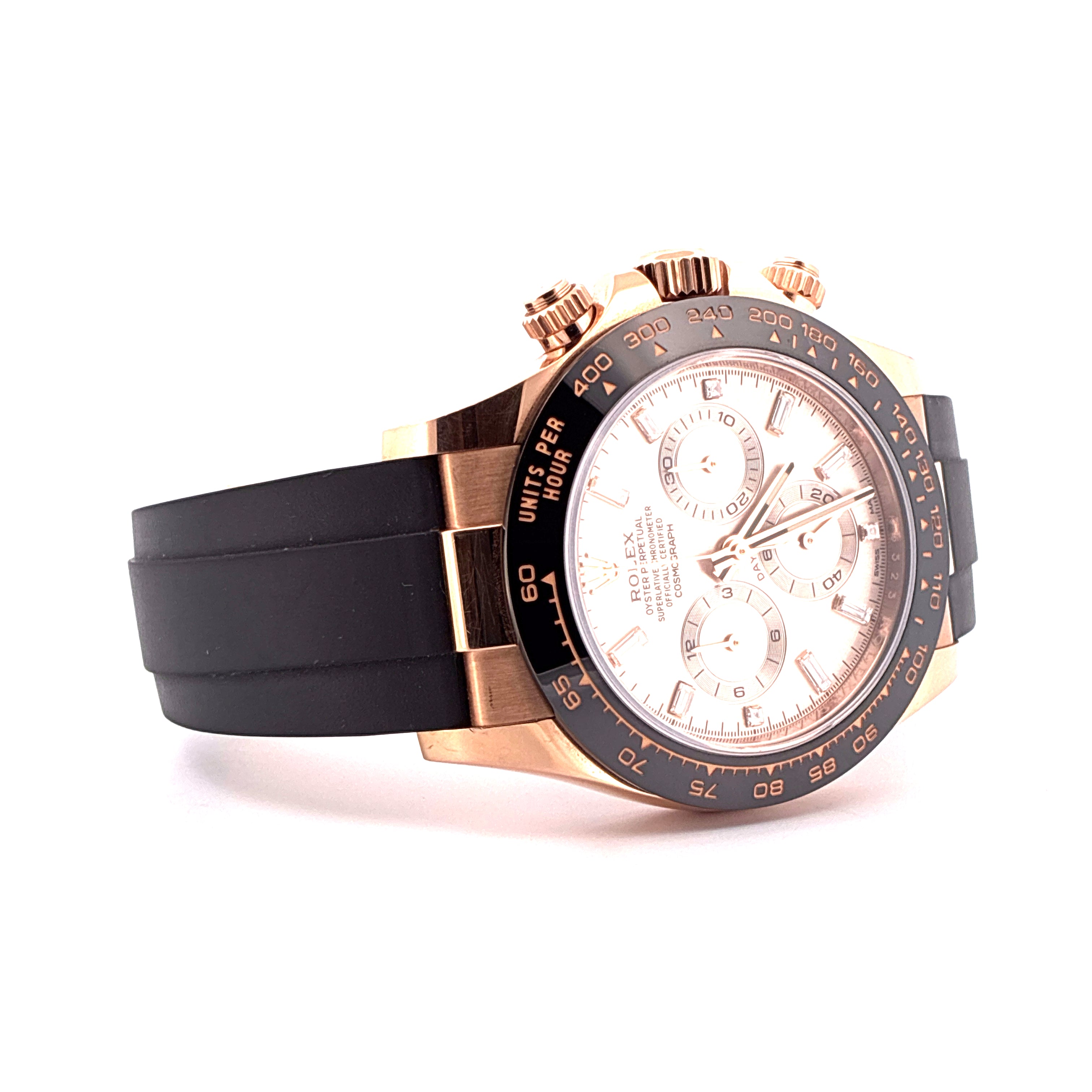 Rolex Daytona Roségold mit schwarzem Oysterflex Armband im Profil auf weißem Hintergrund