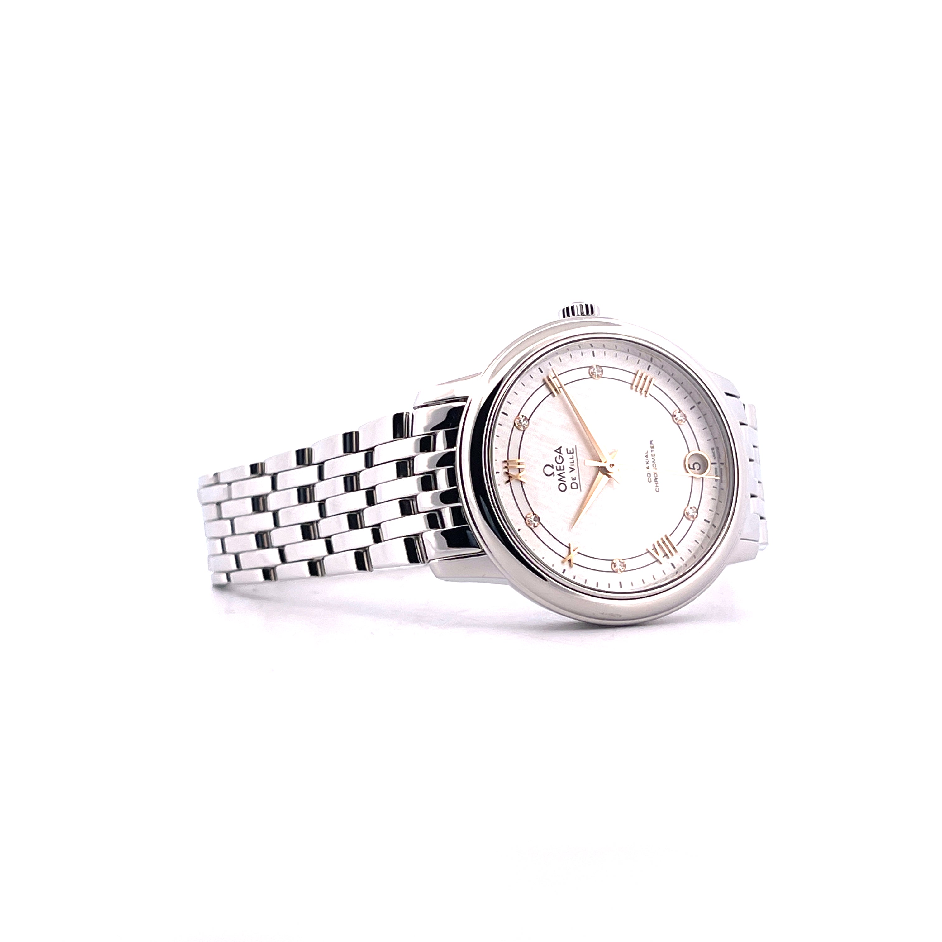 Omega De Ville Prestige Lady Automatik-Uhr mit Silberzifferblatt und Stahlarmband in Seitenansicht auf weißem Hintergrund