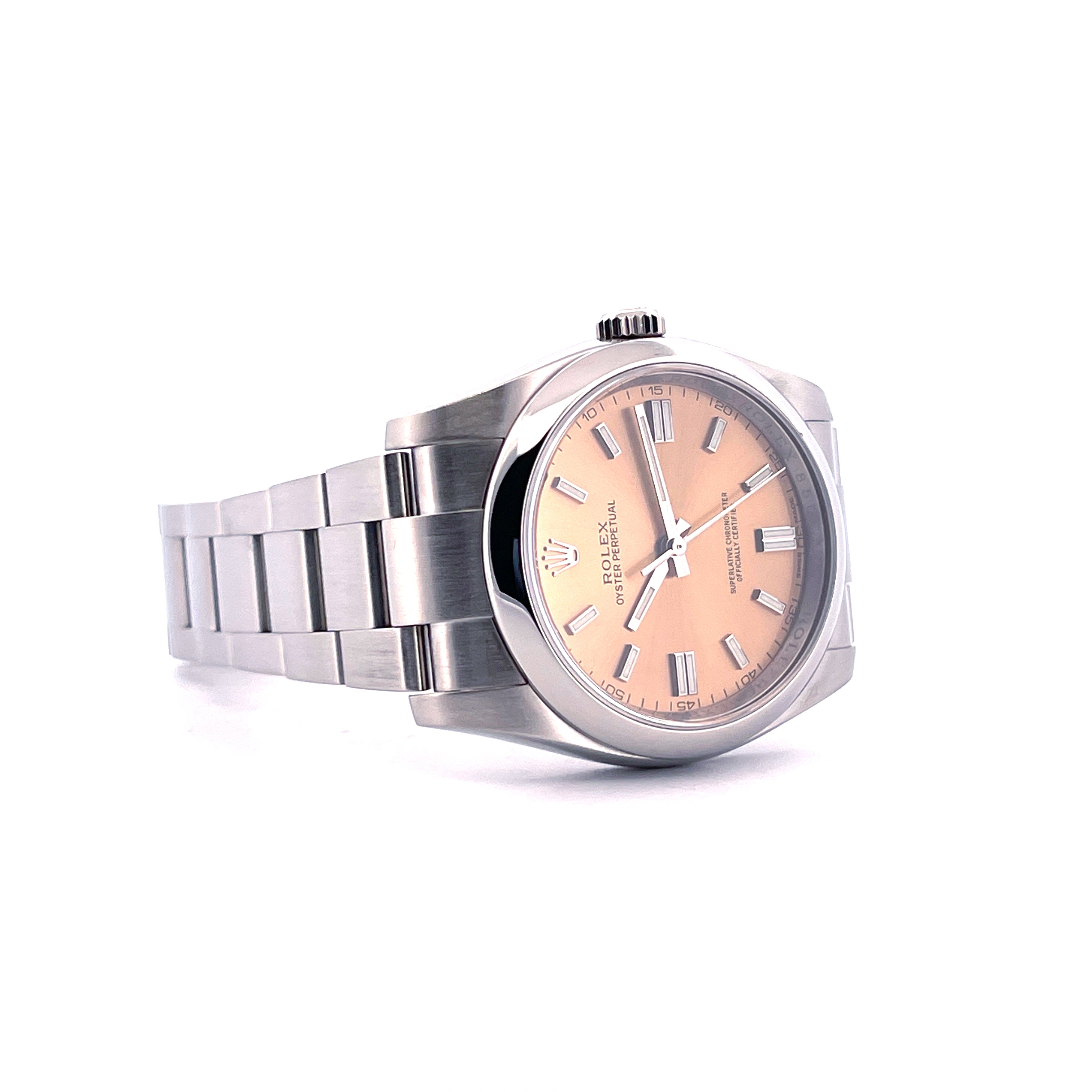 Rolex Oyster Perpetual 36 mit sandfarbenem Zifferblatt und Stahlarmband, seitliche Ansicht, weisser Hintergrund