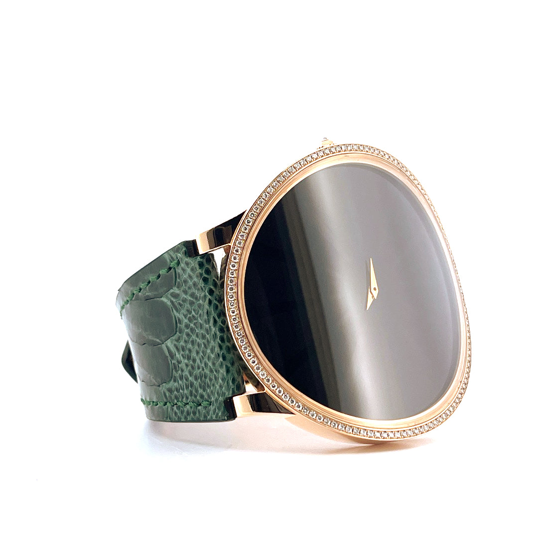 Guy Ellia Round Square Circle 18K Roségold Uhr mit Diamantlünette und Band aus dunkelgrünem Leder im Detail