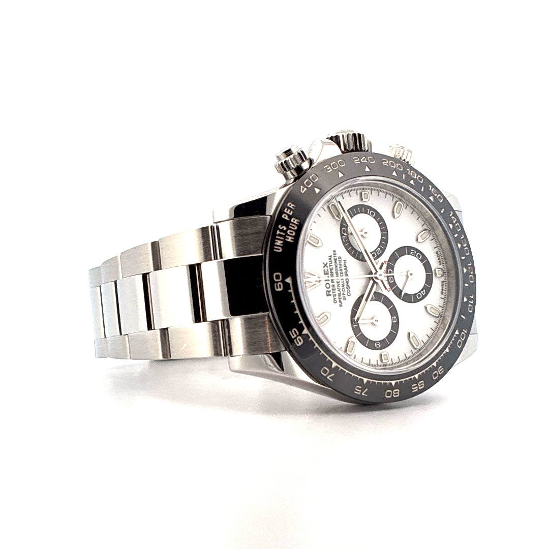 Rolex Daytona Panda-Dial aus Edelstahl, Automatik, 40 mm, mit schwarzem Armband und grauem Zifferblatt auf weißem Hintergrund