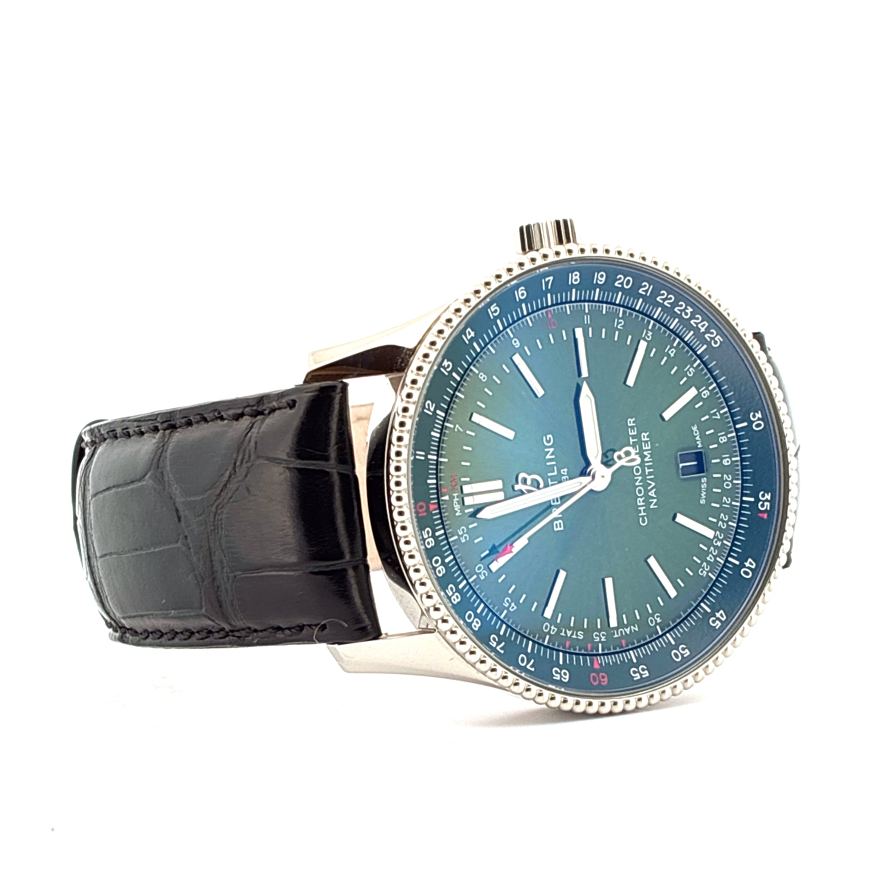 Breitling Navitimer Automatic 41 aus Stahl mit blauem Zifferblatt und schwarzem Krokodillederarmband auf weissem Hintergrund