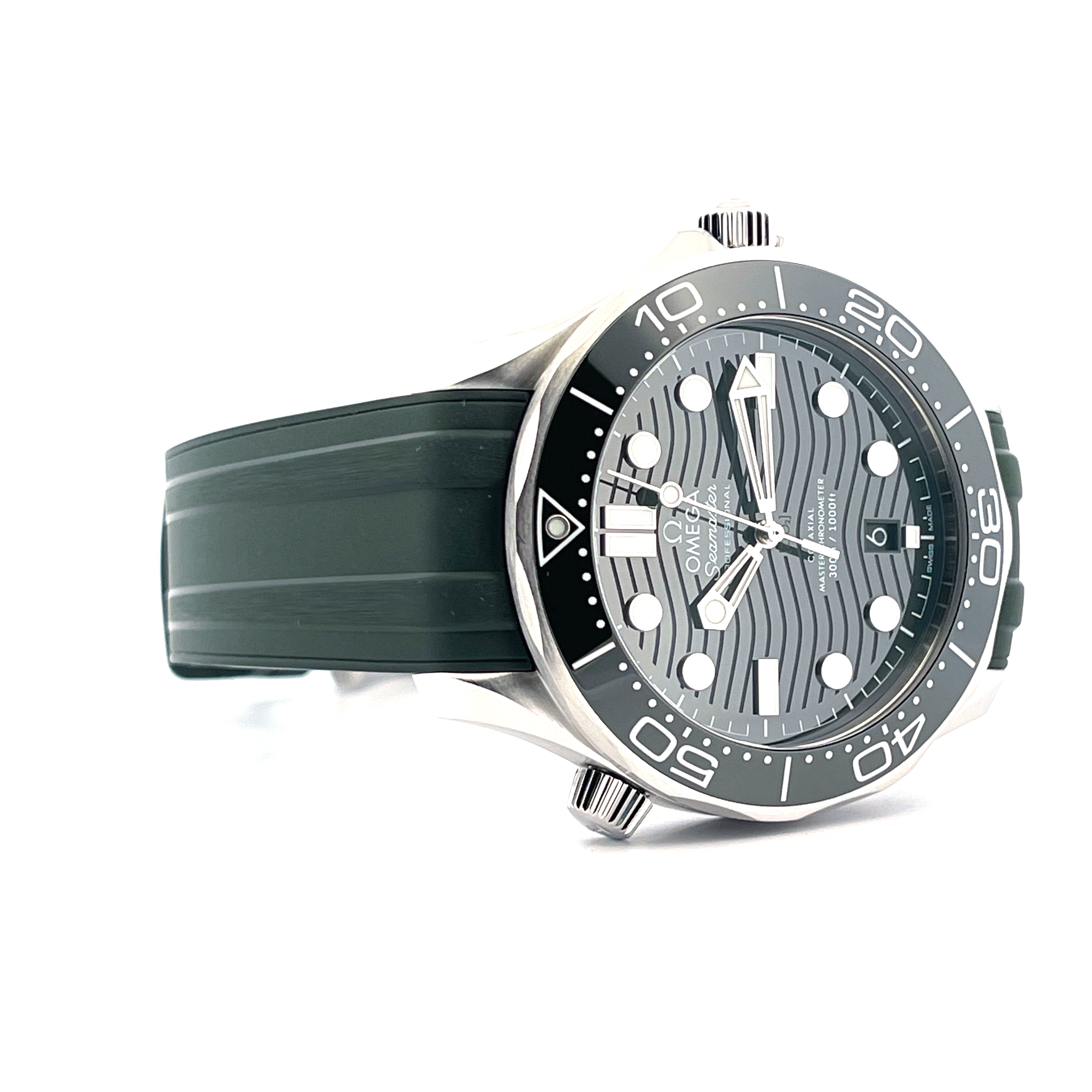 Seamaster Diver 300 M Master Chronometer DIVER 300 / Green Dial / Rubber / Box and Paper / Germany / perfect Condition / Dec. 2025