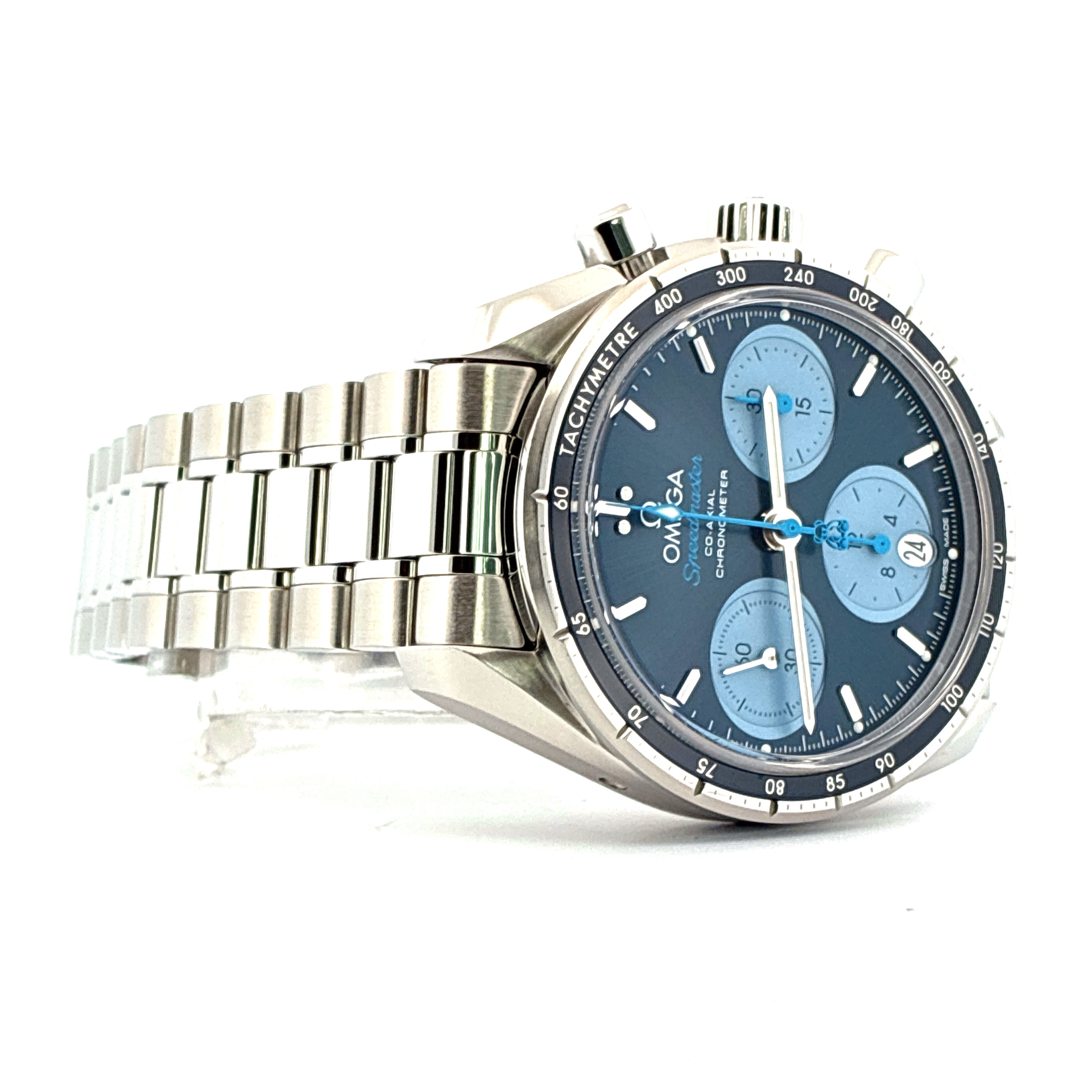 Omega Speedmaster Chronograph Co-axial mit blauem Zifferblatt, Edelstahlgehäuse und -armband auf weissem Hintergrund