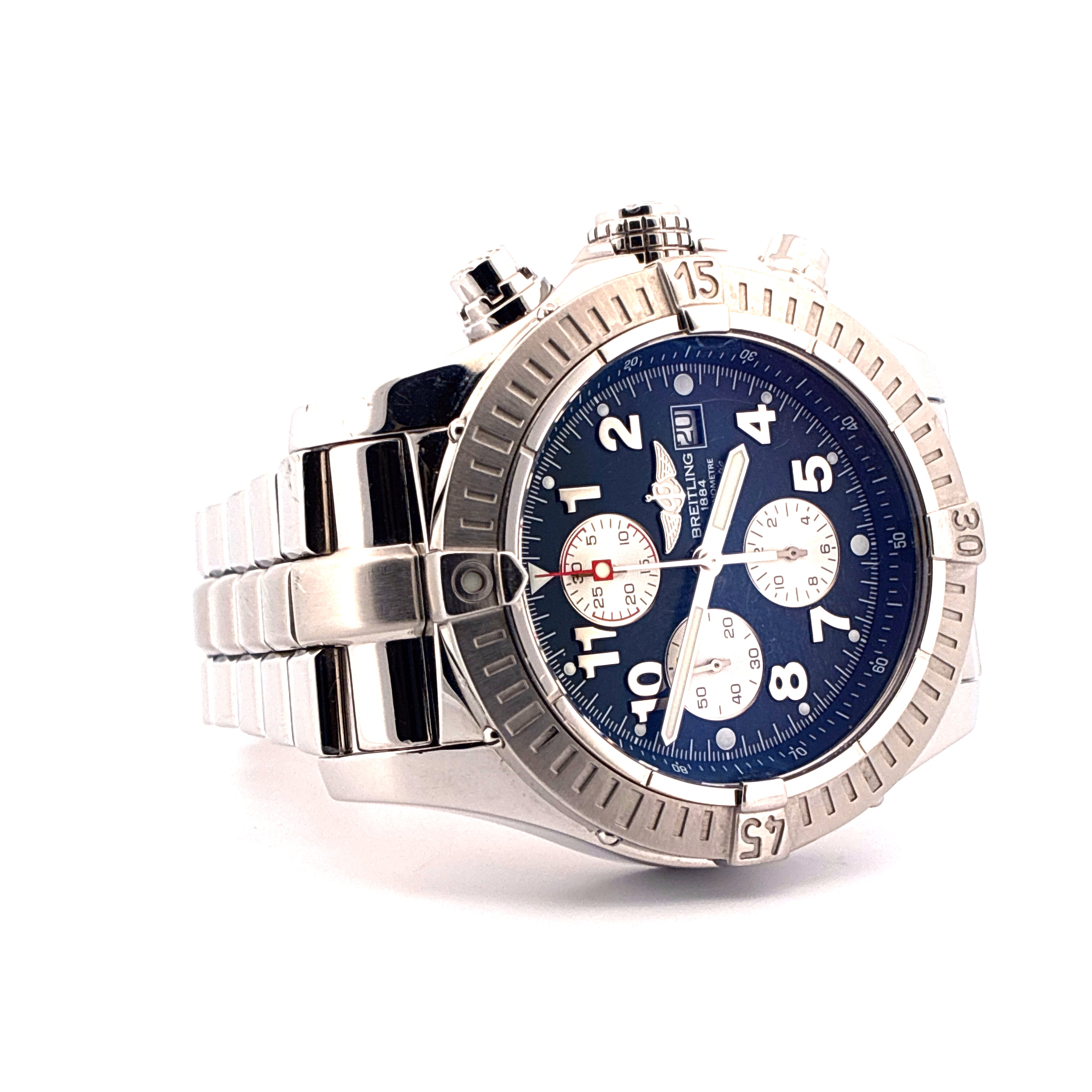 Breitling Super Avenger mit blauem Zifferblatt und Stahlband auf weißem Hintergrund