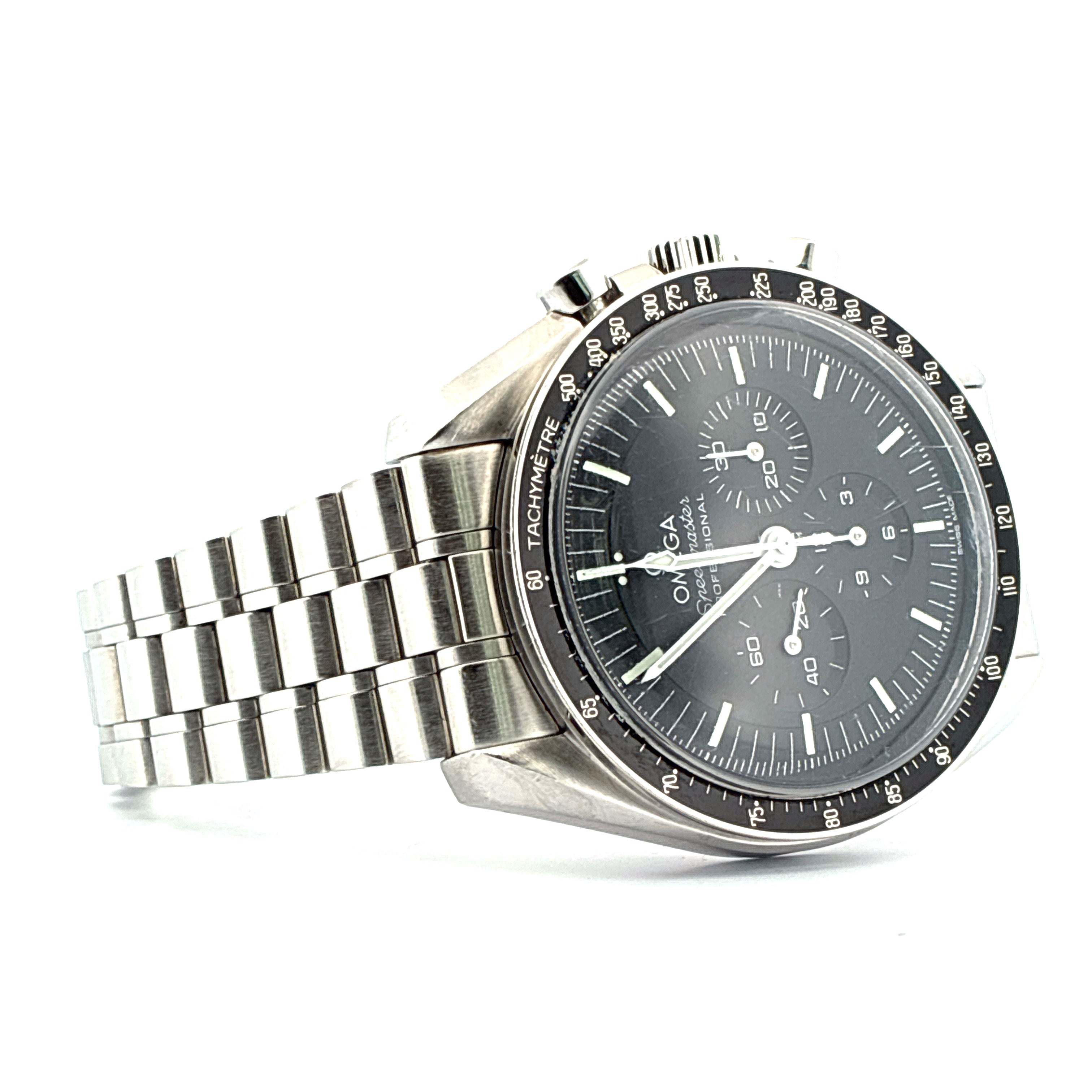 Omega Speedmaster Professional Moonwatch Automatikgehäuse aus Edelstahl mit dunklem Zifferblatt auf weißem Hintergrund