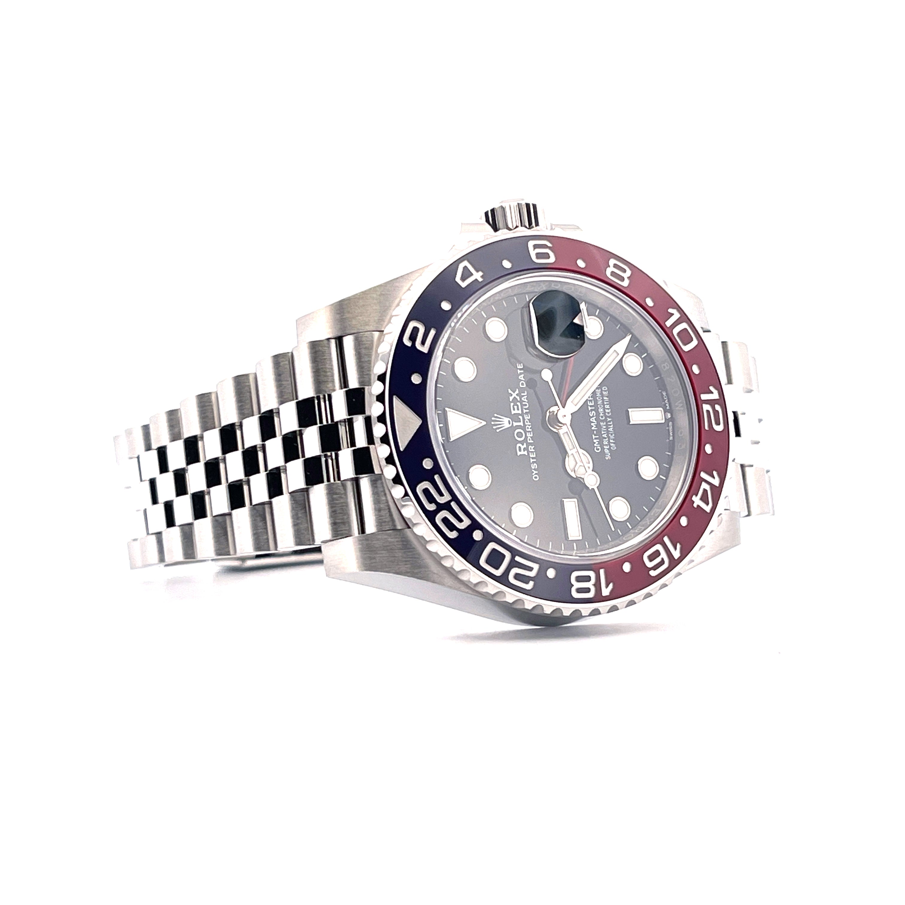 Rolex GMT-Master II Pepsi Jubilee in Stahl, schräge Draufsicht auf Zifferblatt und Lünette mit rot-blauer Einteilung