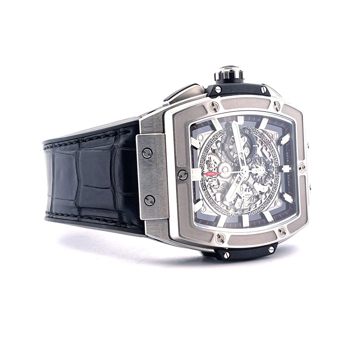 Hublot Spirit Of Big Bang 45 mm / 601.NX.0173.LR / Titan / Grey / Full Set + Invoice / Germany / 2015, Schrägansicht mit Zifferblatt, Krone und Armband vor weißem Hintergrund