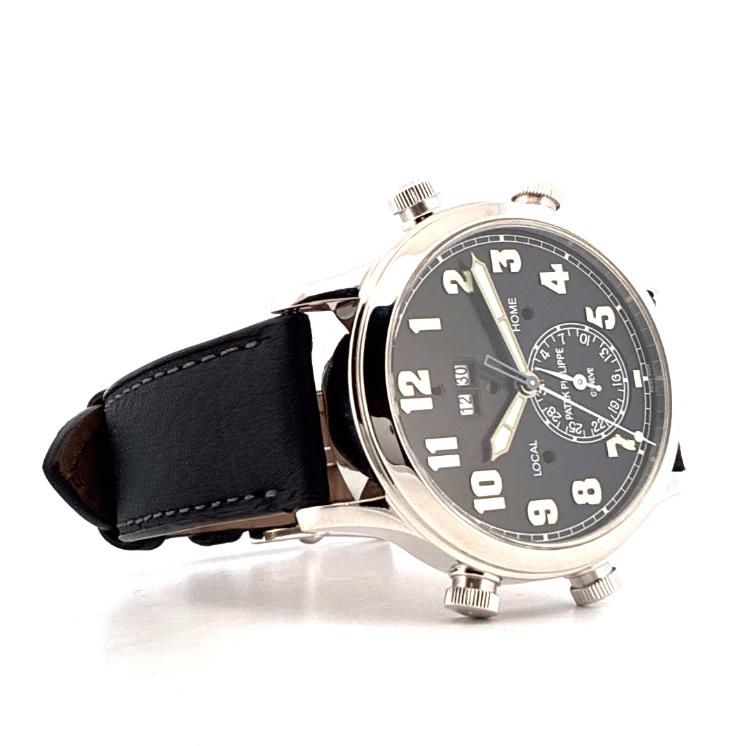 Patek Philippe Grandes Complications Alarm Travel Uhr in Seitenansicht auf weissem Hintergrund schwarzes Zifferblatt mit 12 Indexen 3 Zeigern und 2…