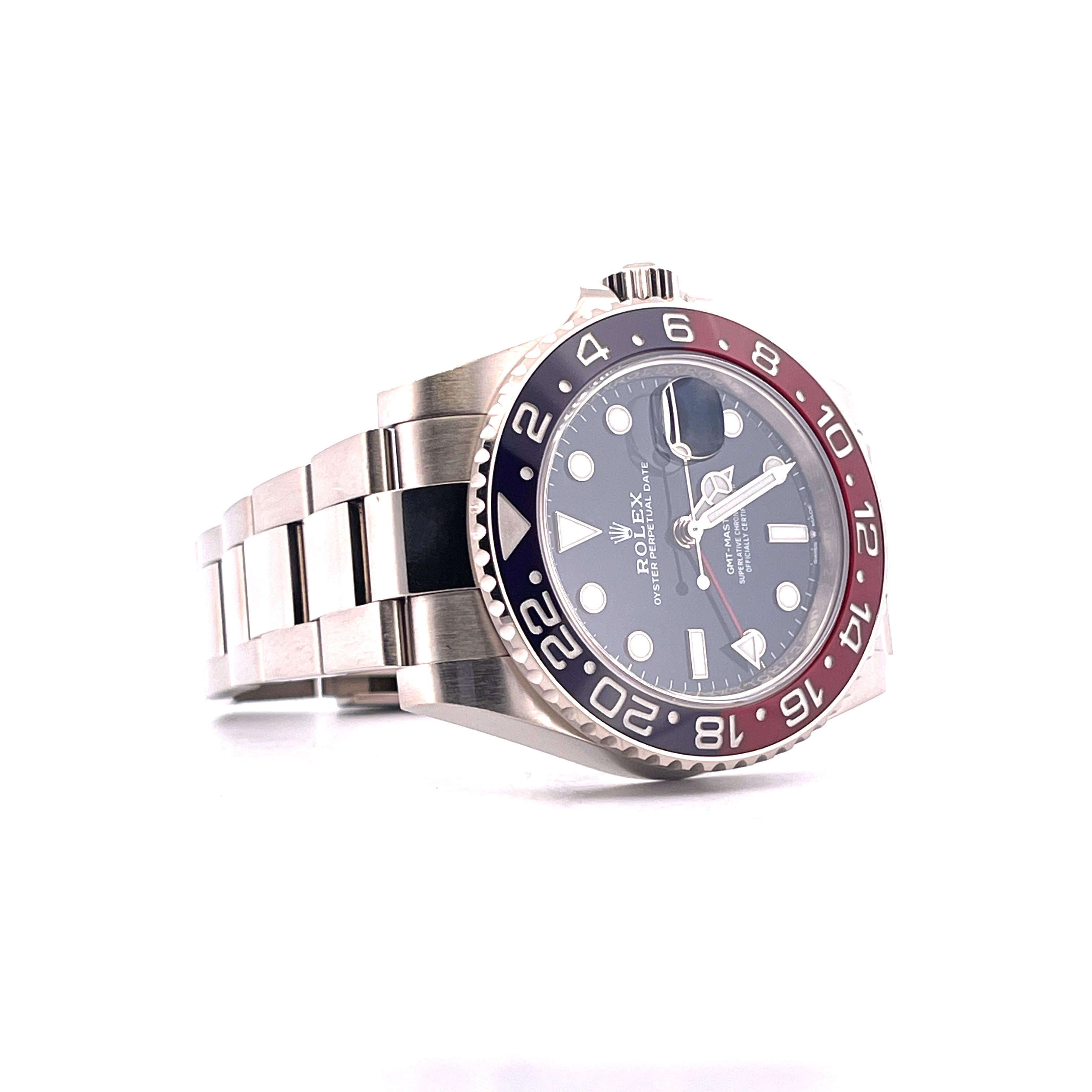Rolex GMT-Master II Pepsi Whitegold Blue Dial mit blau-roter Keramiklünette und Edelstahlarmband aus der Seitenansicht auf…