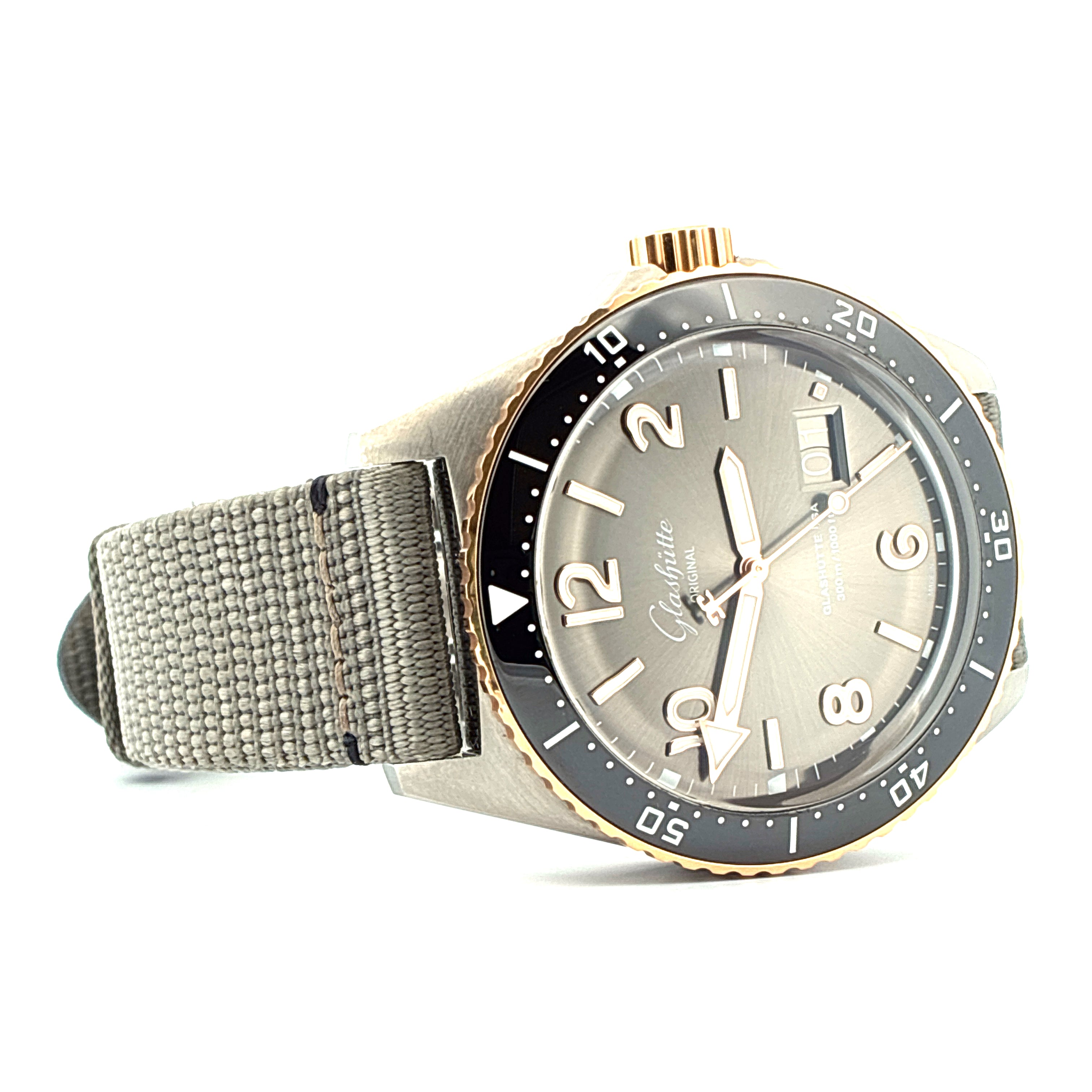 Glashütte Original SeaQ Panoramadatum Bicolor Automatikuhr mit grauem Zifferblatt und NATO-Armband