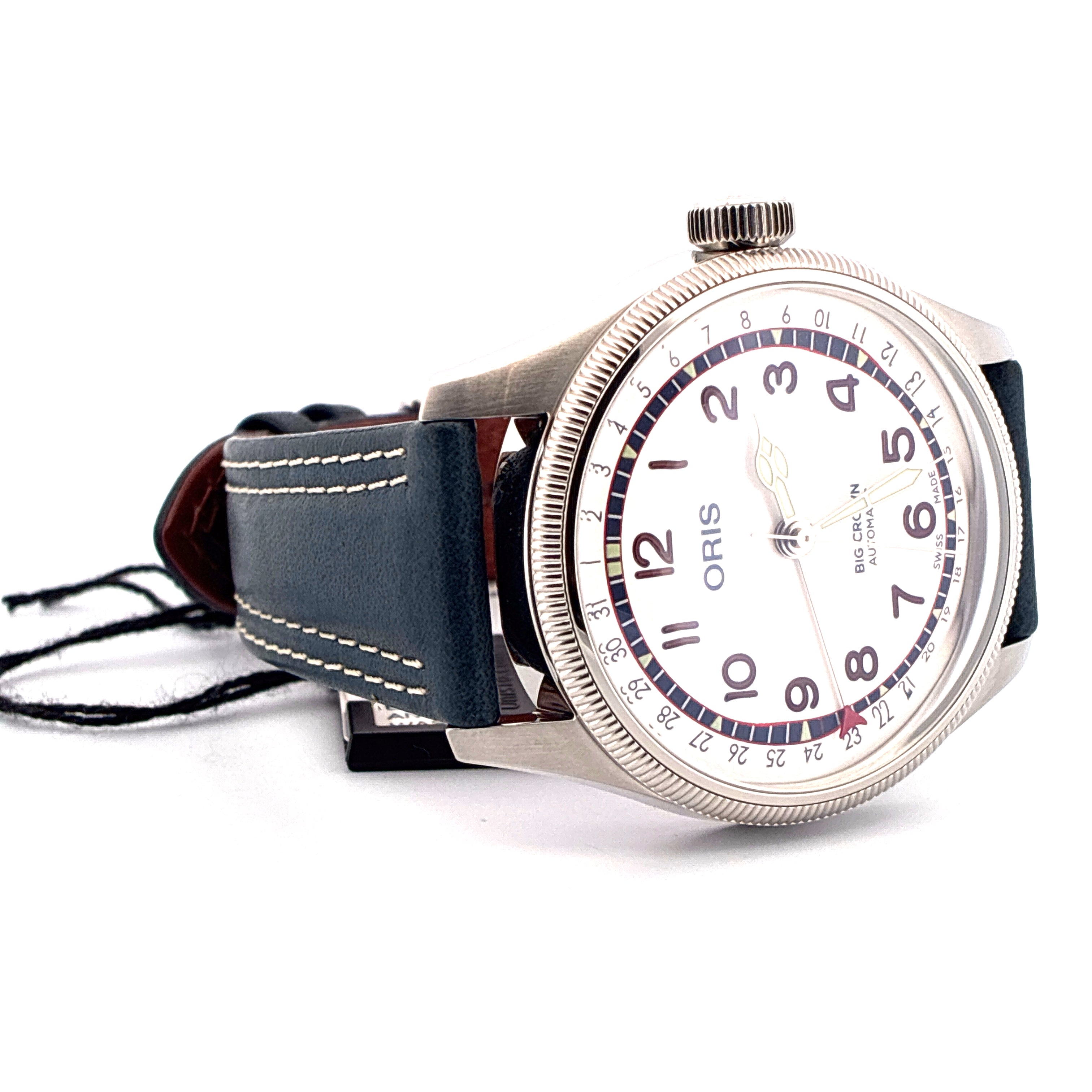 Oris Big Crown Automatik Herrenuhr mit weißem Zifferblatt und blauem Lederarmband im Profil auf weißem Hintergrund