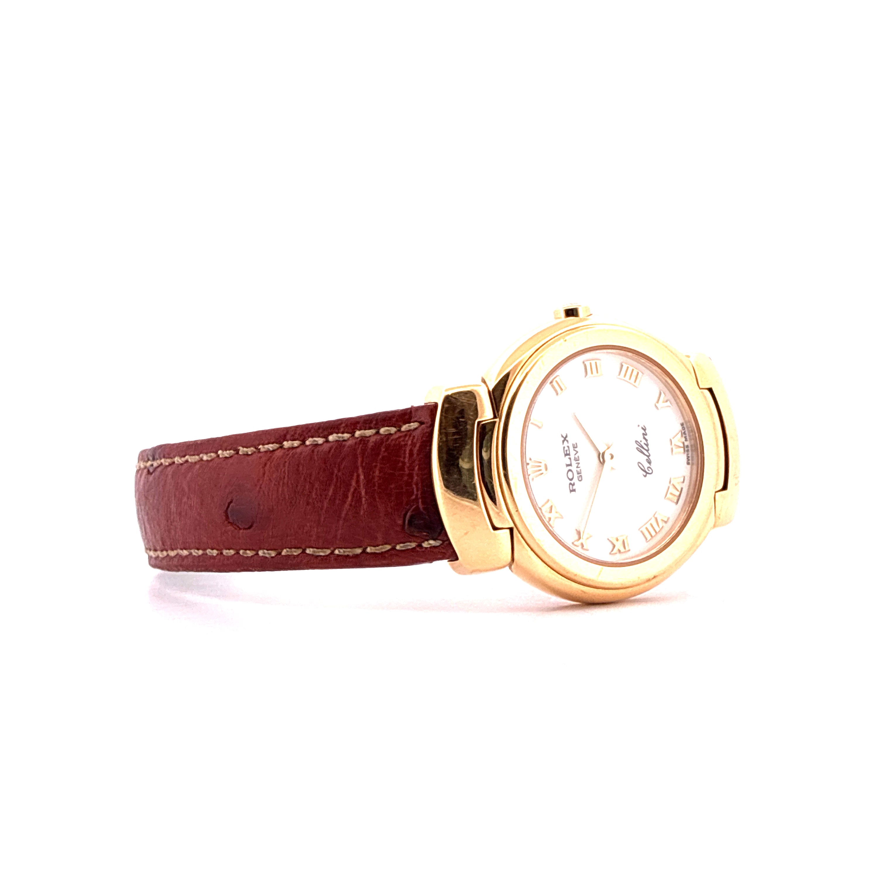 Rolex Cellini Damenuhr mit weissem Zifferblatt und braunem Lederarmband von der Seite auf weißem Hintergrund
