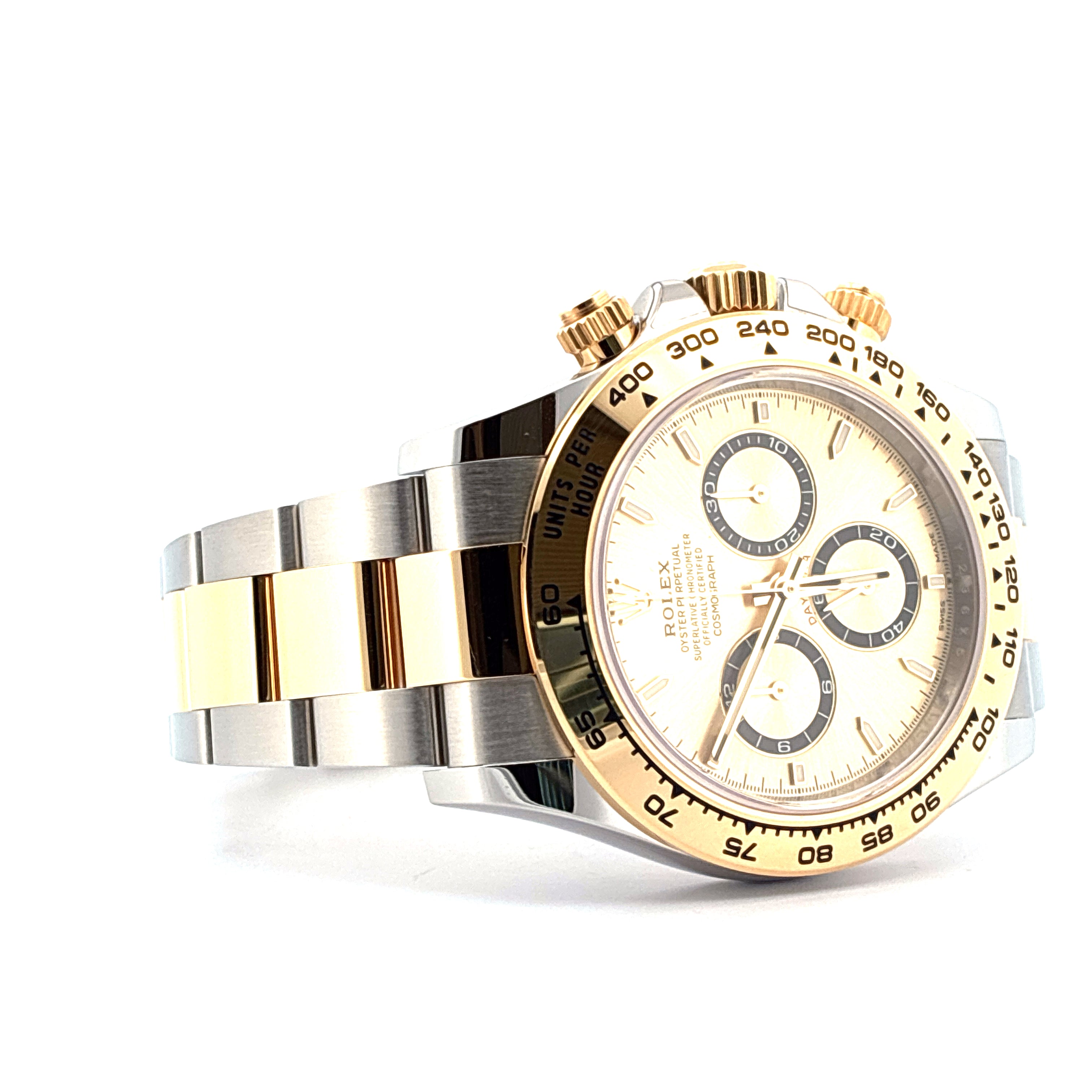 Rolex Daytona Stahl-Gold Automatik mit hellem Zifferblatt und bicolor Armband schräg von vorn