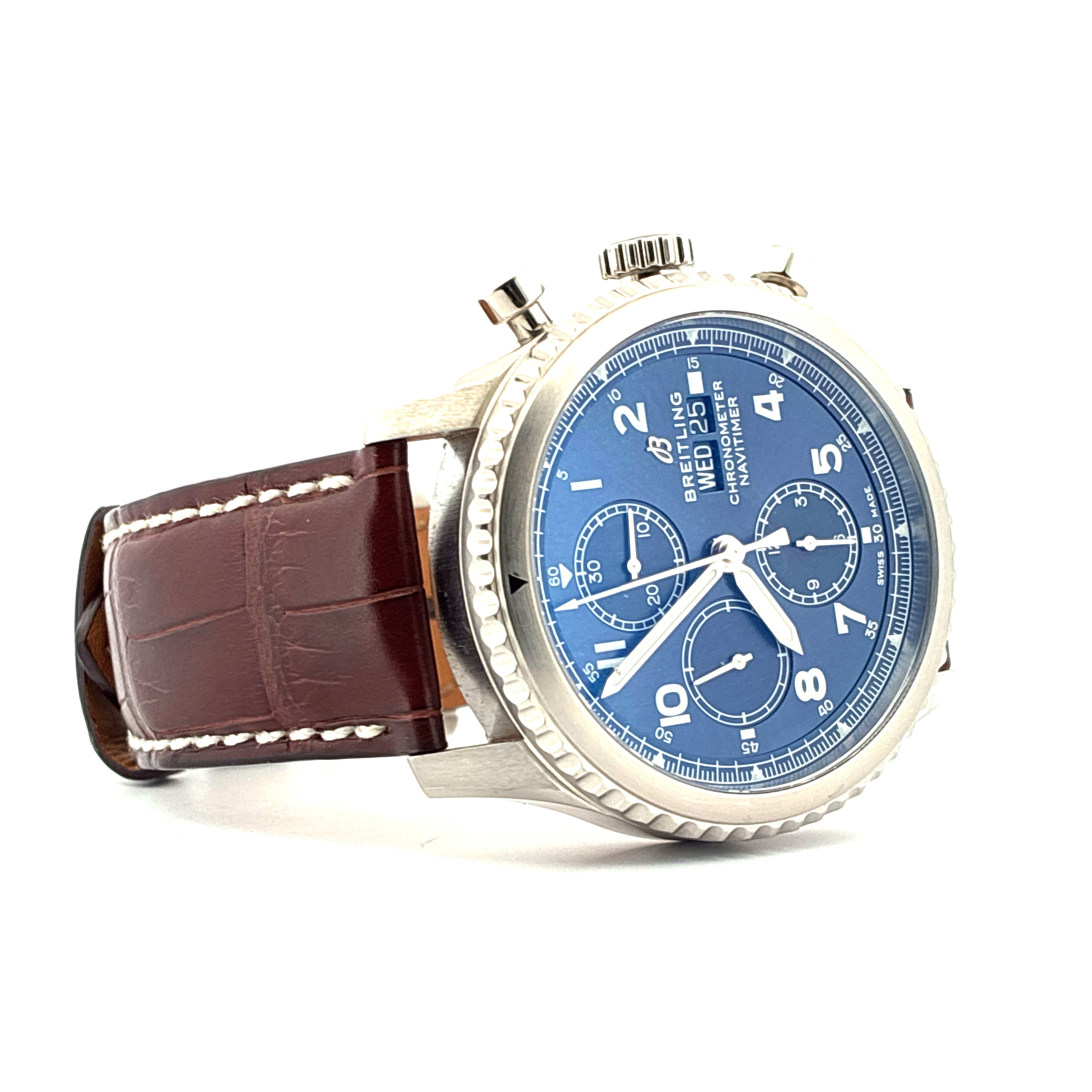 Breitling Navitimer 8 Chronograph mit blauem Zifferblatt und braunem Krokoarmband aus Leder mit weissen Naehten