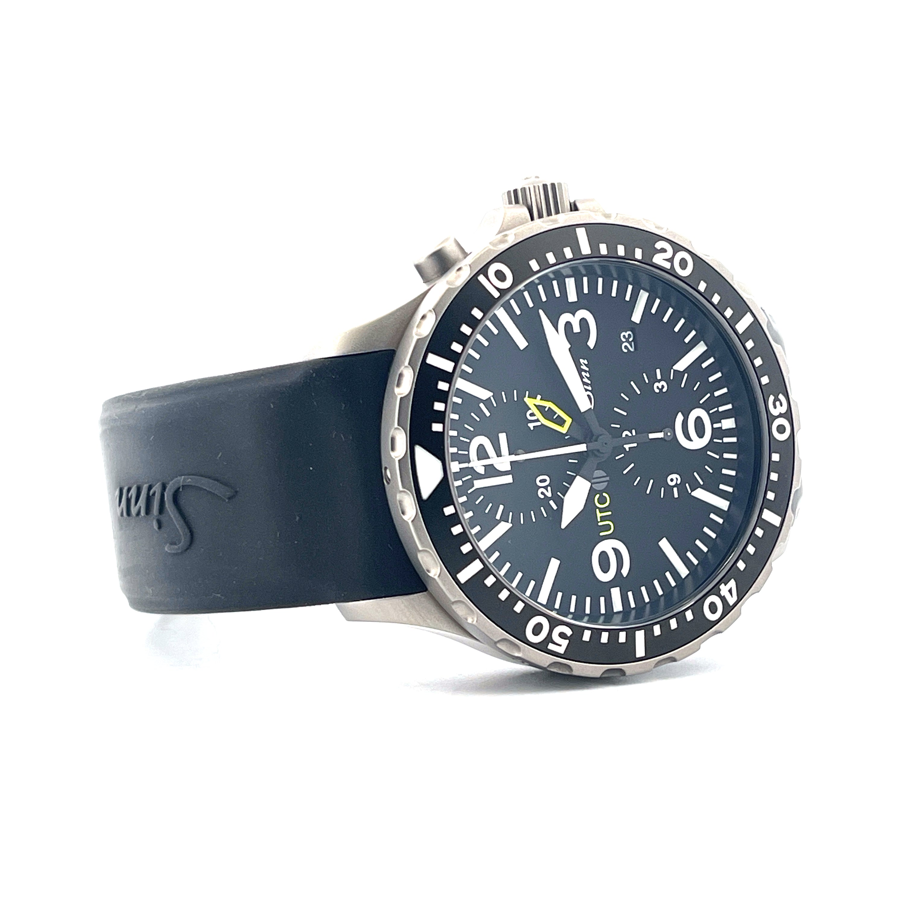 Sinn 757 UTC Automatik Uhr mit schwarzem Zifferblatt und Kautschukarmband auf weißem Hintergrund