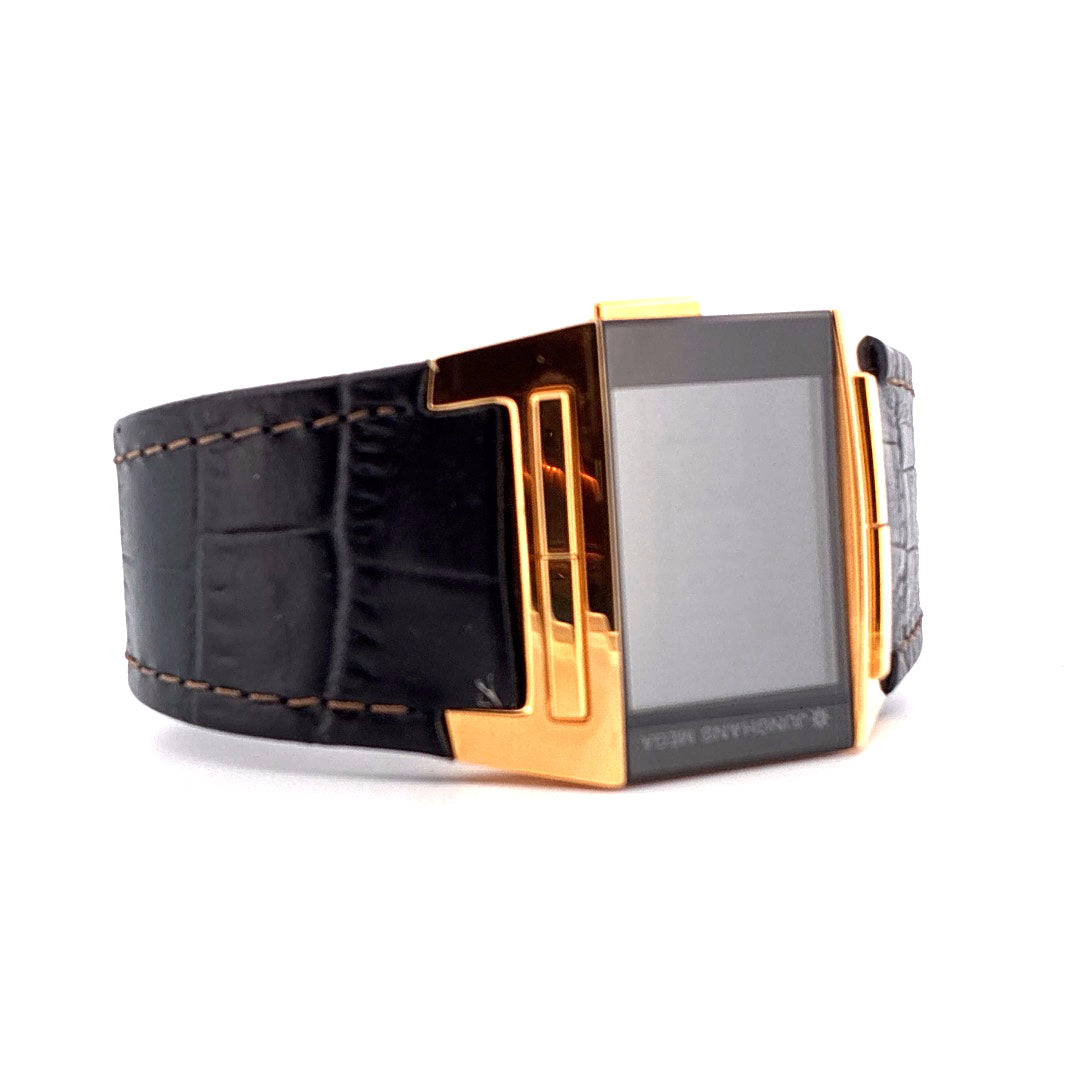 Junghans Mega 1000 Funkuhr mit schwarzem Lederarmband und goldenem Gehäuse, frontal aufgenommen