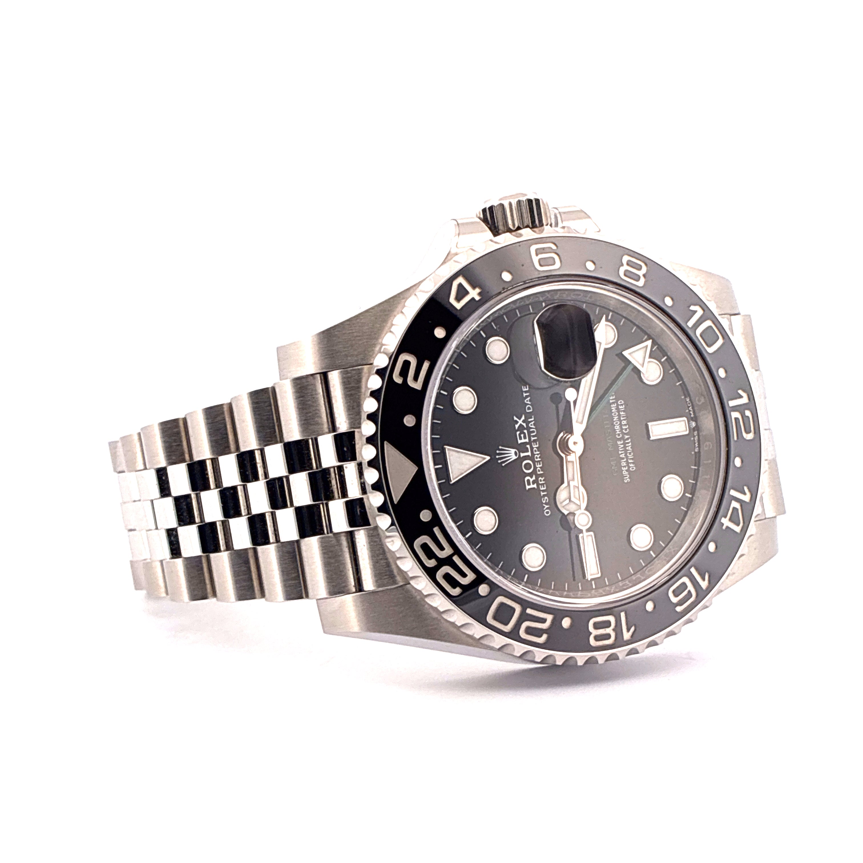 Rolex GMT-Master II Jubilee "Bruce Wayne" Stahl Automatik mit schwarzem Zifferblatt auf weißem Hintergrund