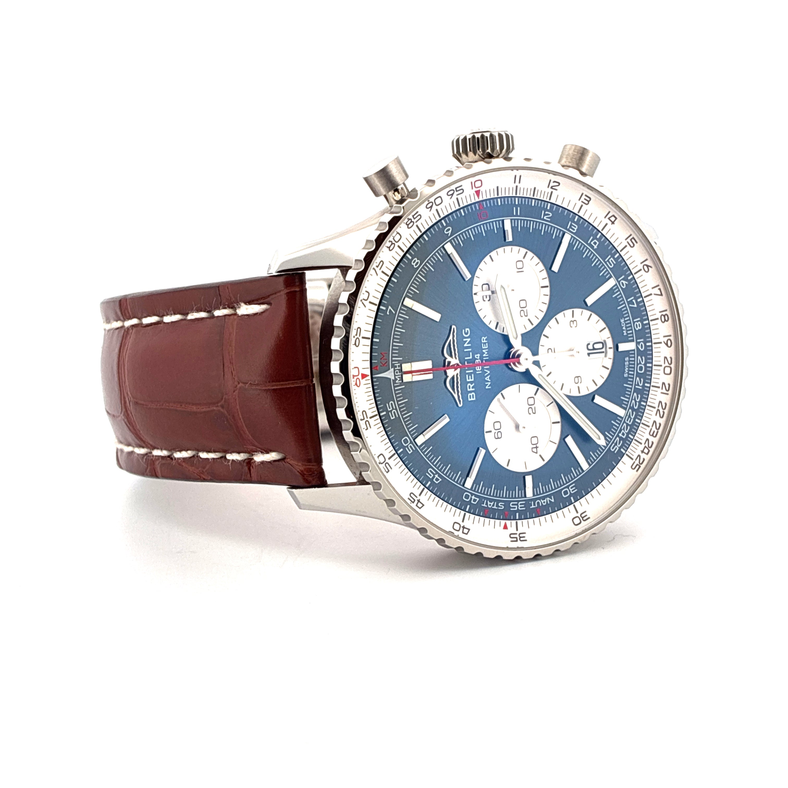 Breitling Navitimer B01 Chronograph 46 mit blauem Zifferblatt und braunem Lederarmband auf weißem Hintergrund