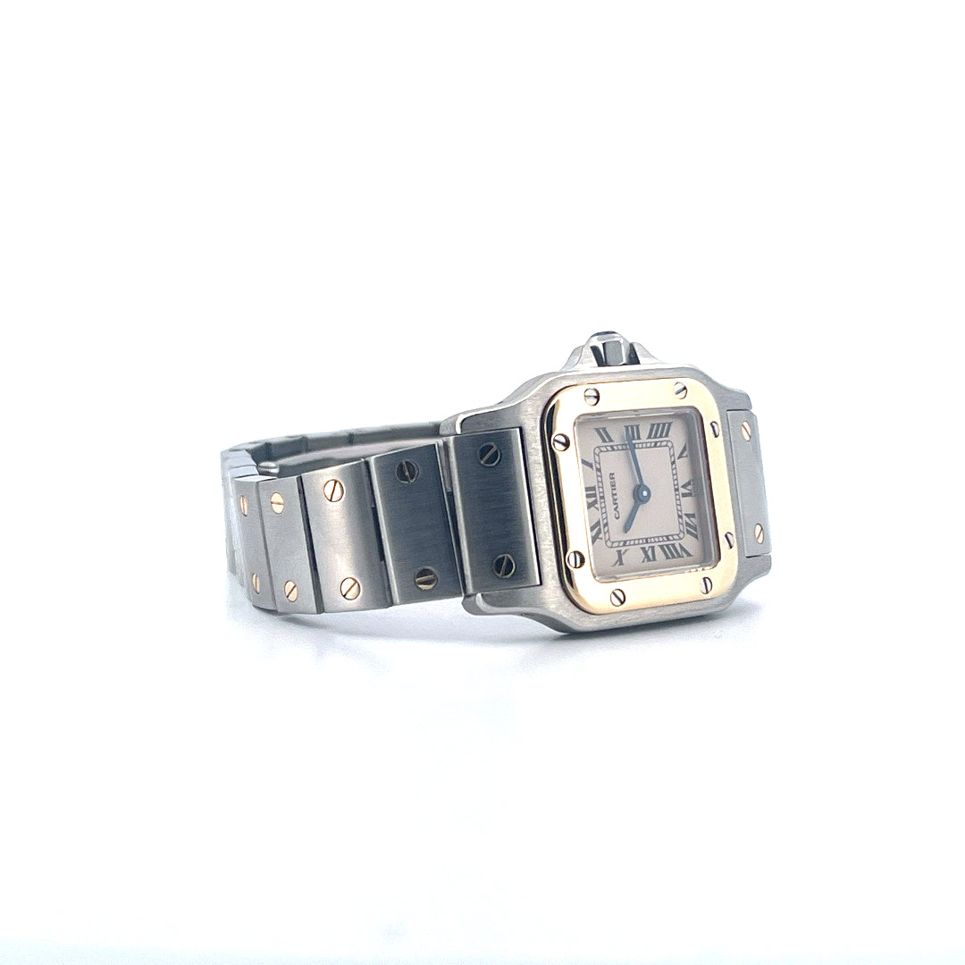 Cartier Santos Galbée Uhr aus Stahl und Gelbgold, mit einem hellen Zifferblatt und römischen Ziffern, im Seitenprofil