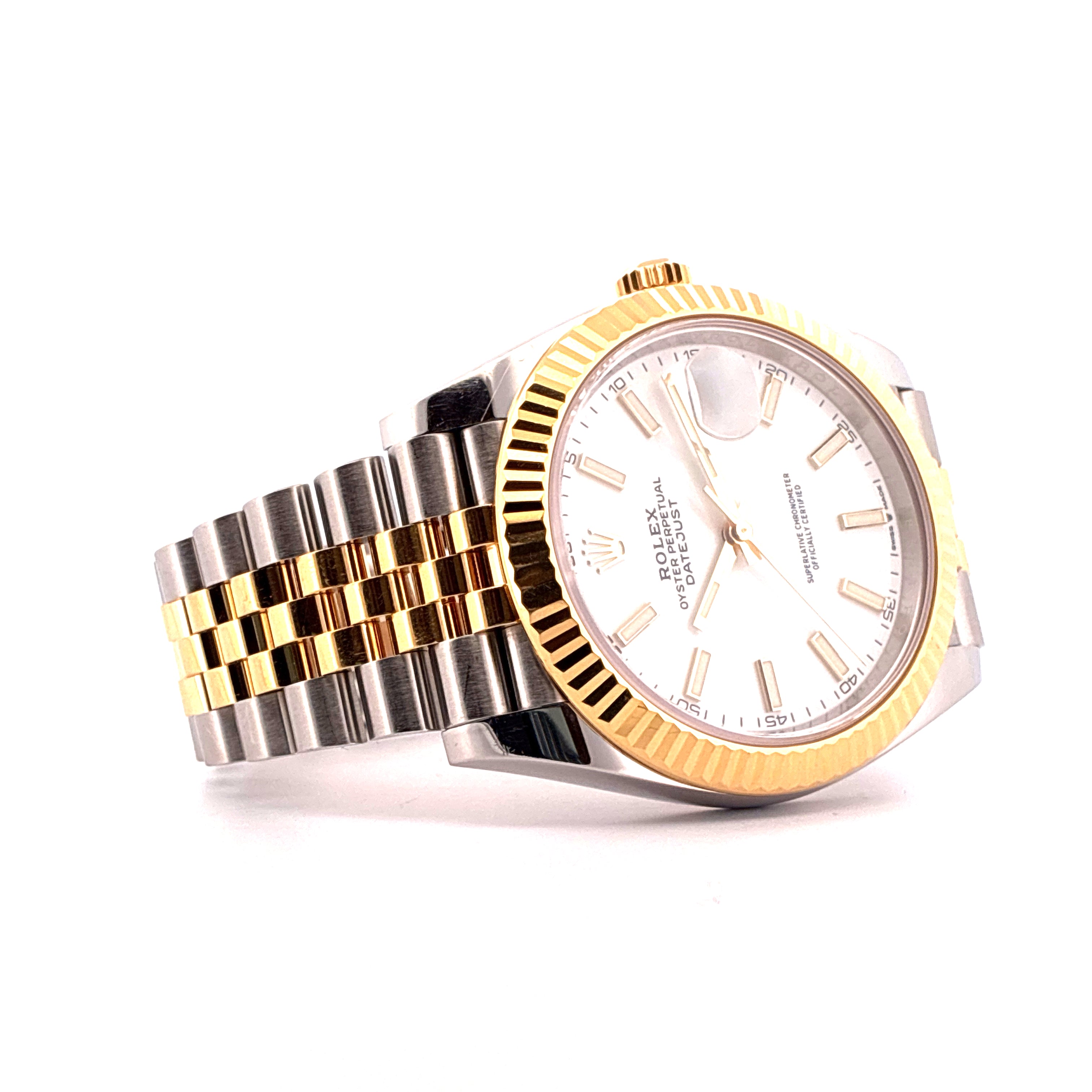 Rolex Datejust 41 Bicolor Uhr mit goldener geriffelter Lünette und zwei Zeigern auf weißem Zifferblatt
