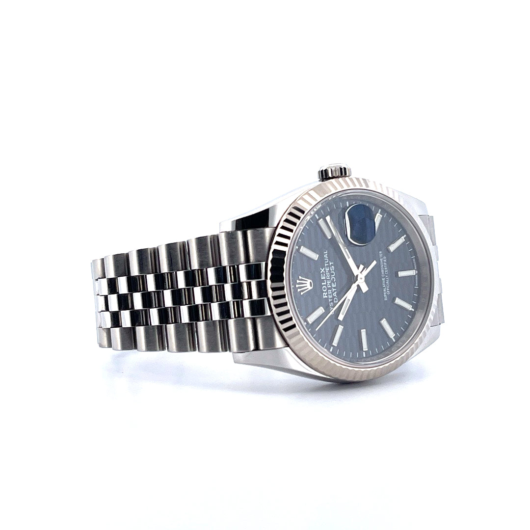 Rolex Datejust 36 mit blauem Zifferblatt und Stahlband in Seitenansicht vor neutralem Hintergrund