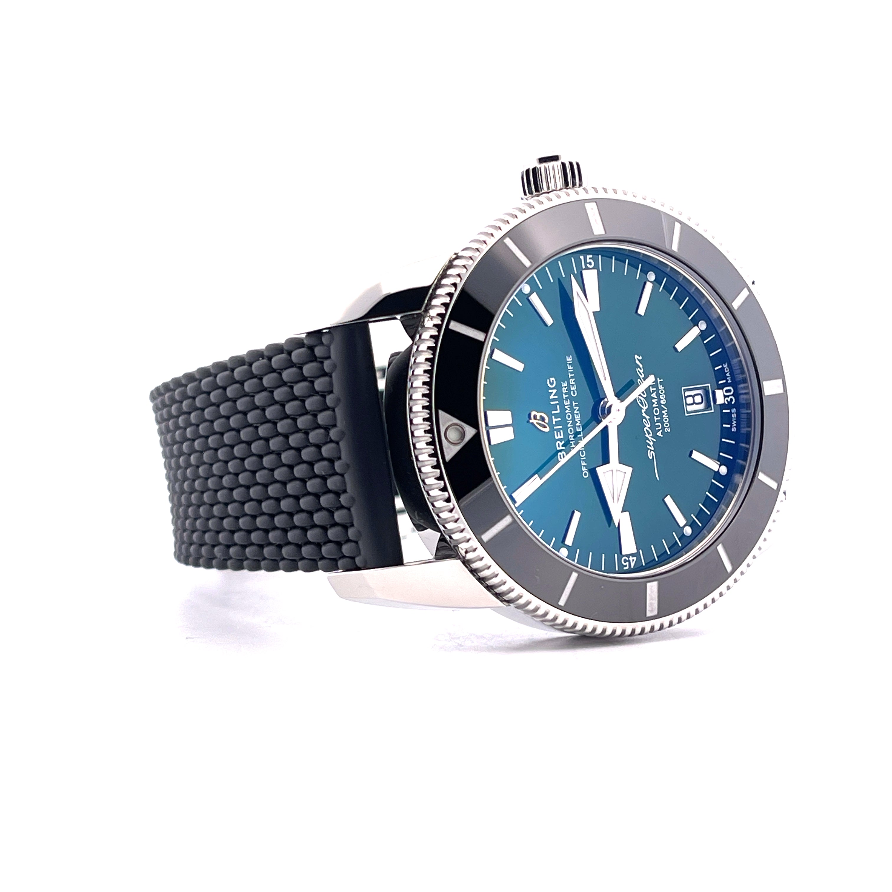 Breitling Superocean Heritage B20 Automatic 46 Green mit schwarzem Kautschukarmband aus schrägem Blickwinkel