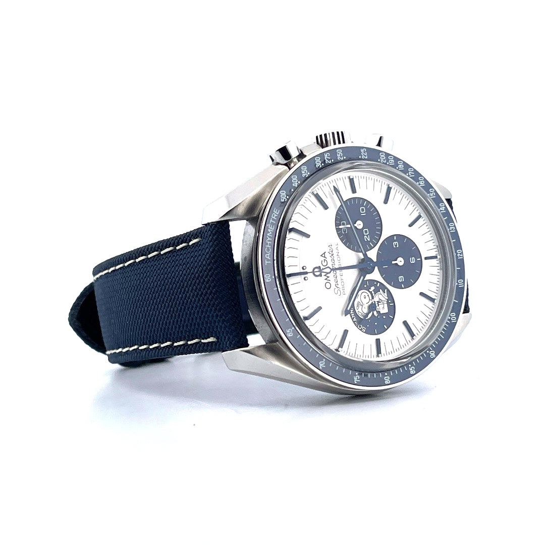 Omega Speedmaster "Silver Snoopy Award" 50th Anniversary 2022 aus Edelstahl mit blauem Armband in Seitenansicht