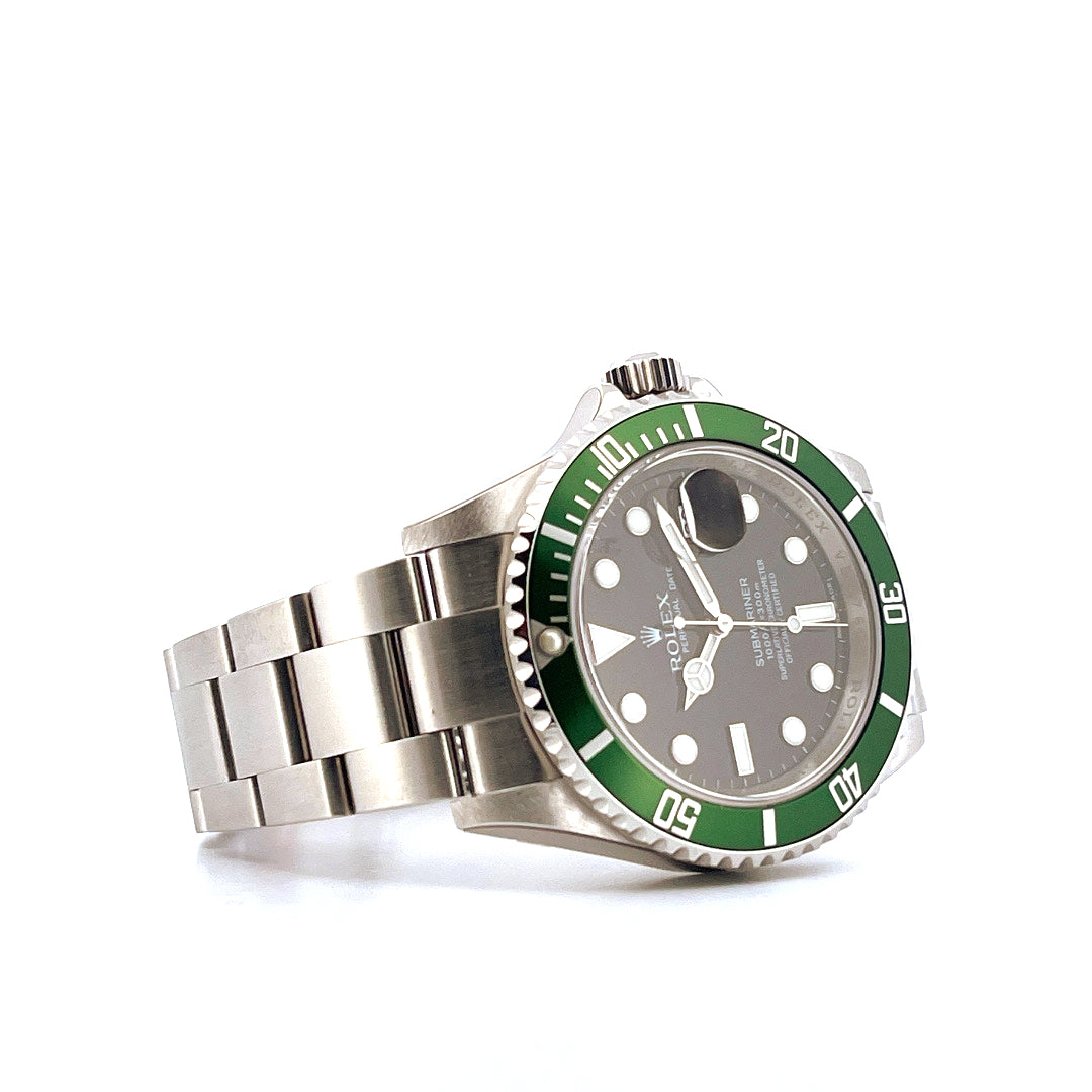 Rolex Kermit Submariner Date aus Stahl mit gruener Keramikluenette auf weissem Hintergrund mit 11 Indexen und 3 Zeigern