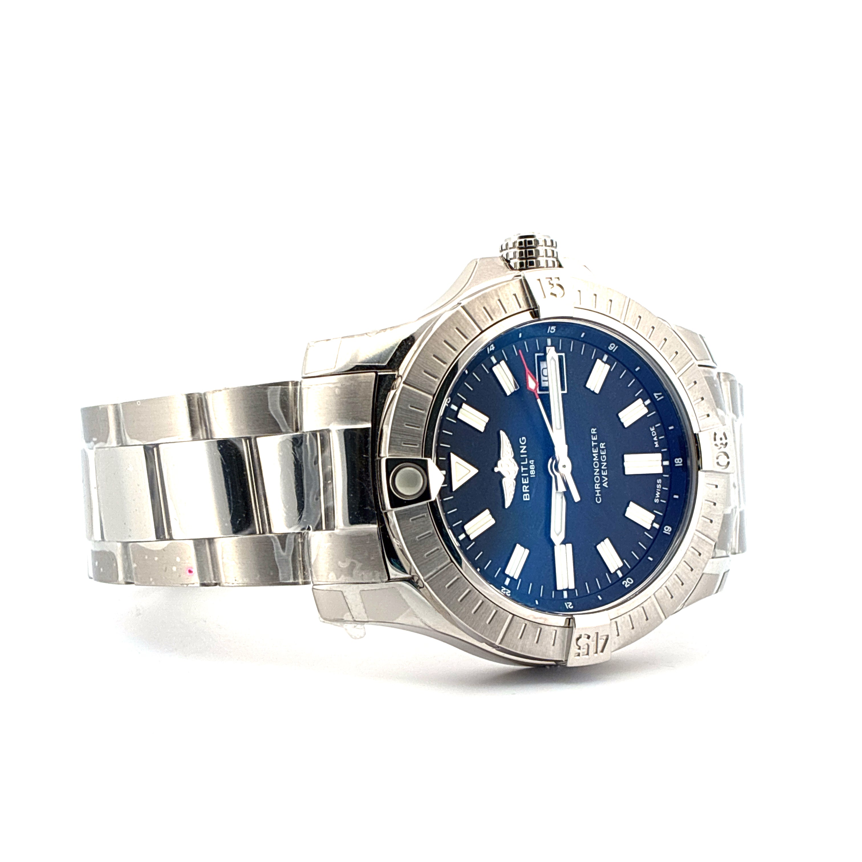 Breitling Avenger Automatic 43mm Stahl mit blauem Zifferblatt Seitenansicht auf weißem Hintergrund