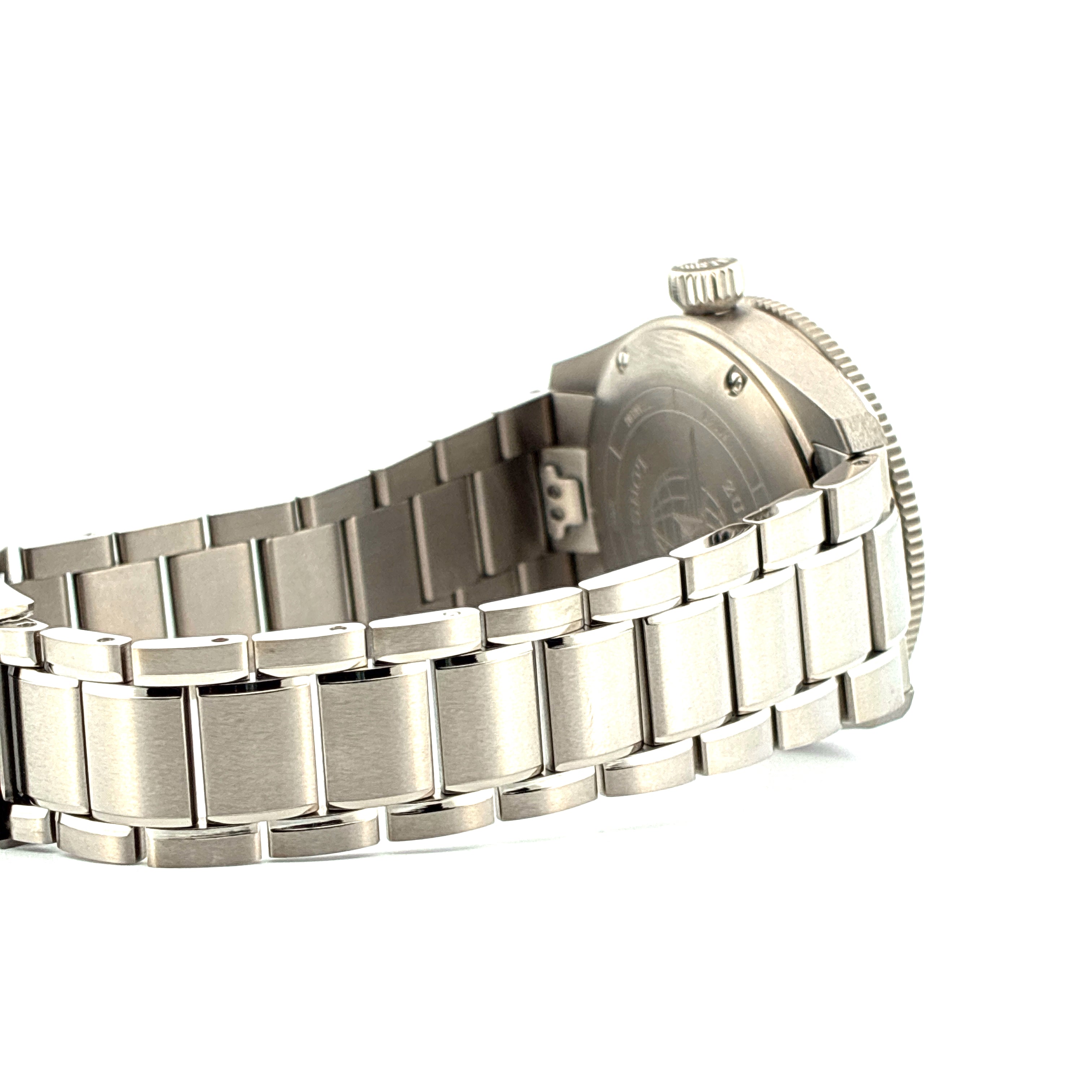 Longines Spirit Zulu Time 39mm aus Edelstahl, Seitenansicht mit Armband auf weissem Hintergrund