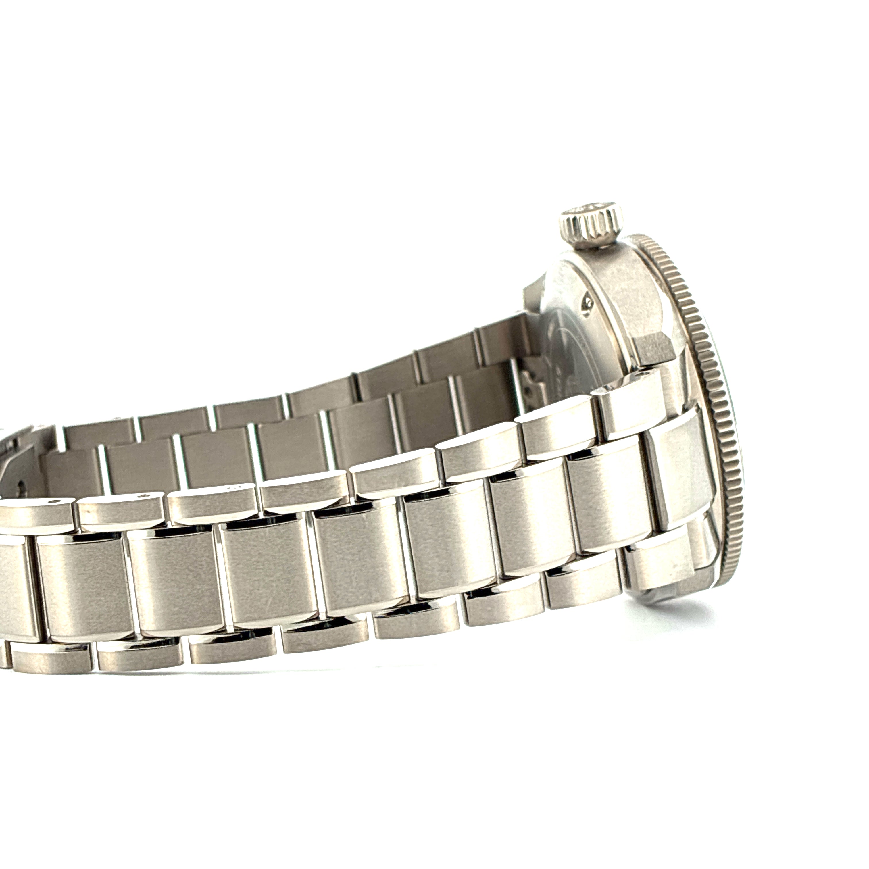 Longines Spirit Zulu Time 39mm Edelstahl-Uhr im Seitenprofil mit poliertem Stahlarmband