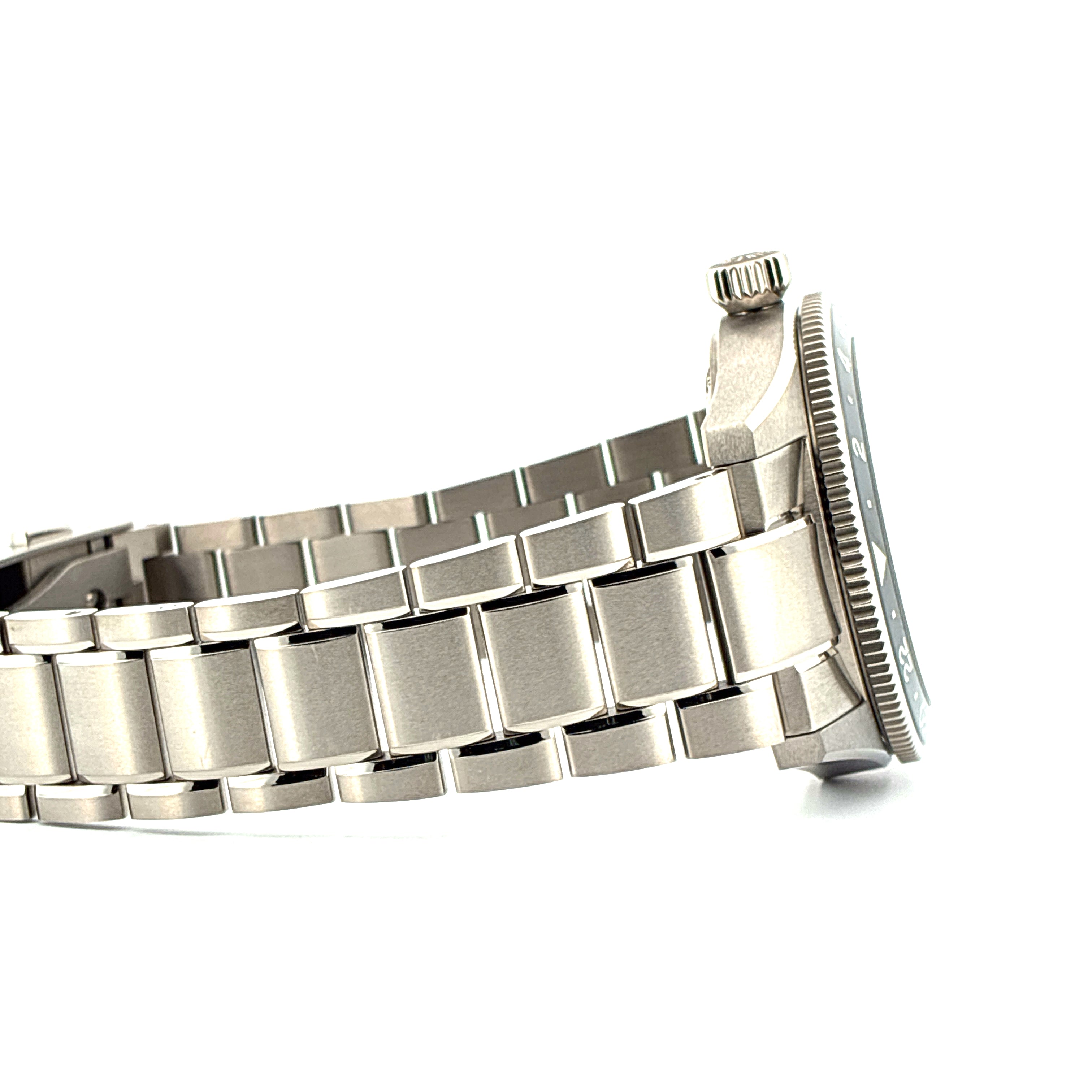 Longines Spirit Zulu Time 39mm Edelstahl-Armband im Detail vor weissem Hintergrund